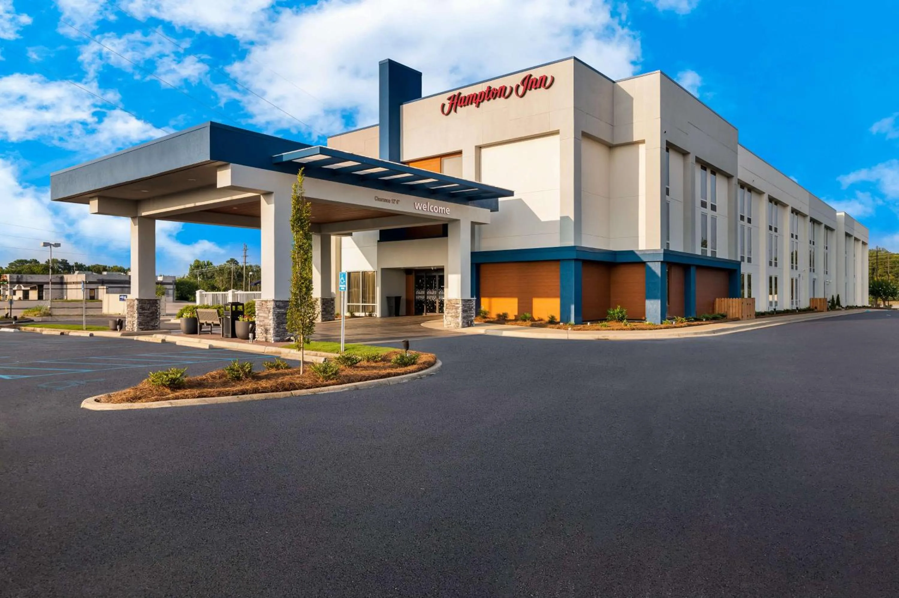 Property building in Hampton Inn Gadsden