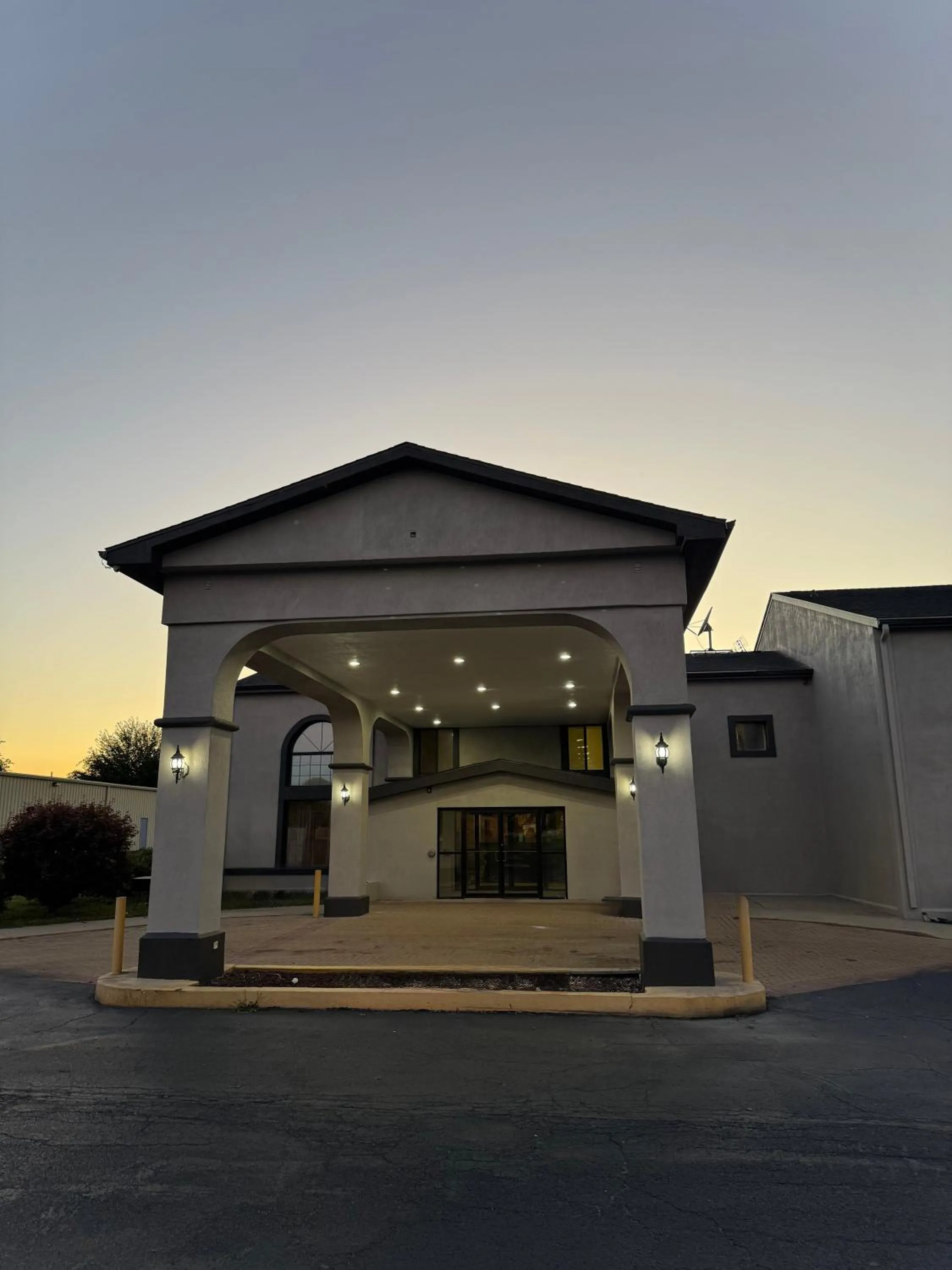 Property building in Hotel Lincoln Inn on Route 66 and near I-55