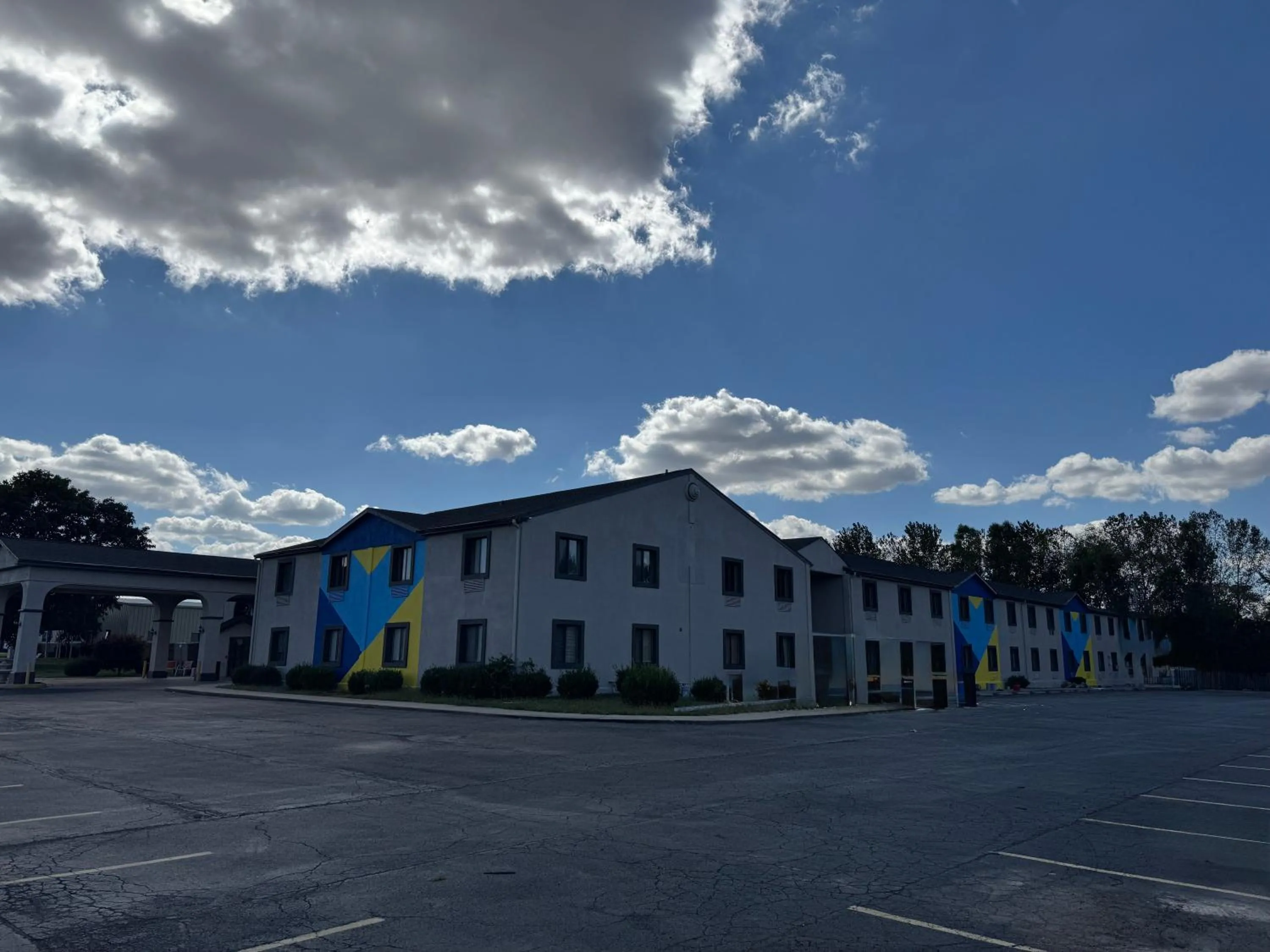 Property building in Hotel Lincoln Inn on Route 66 and near I-55