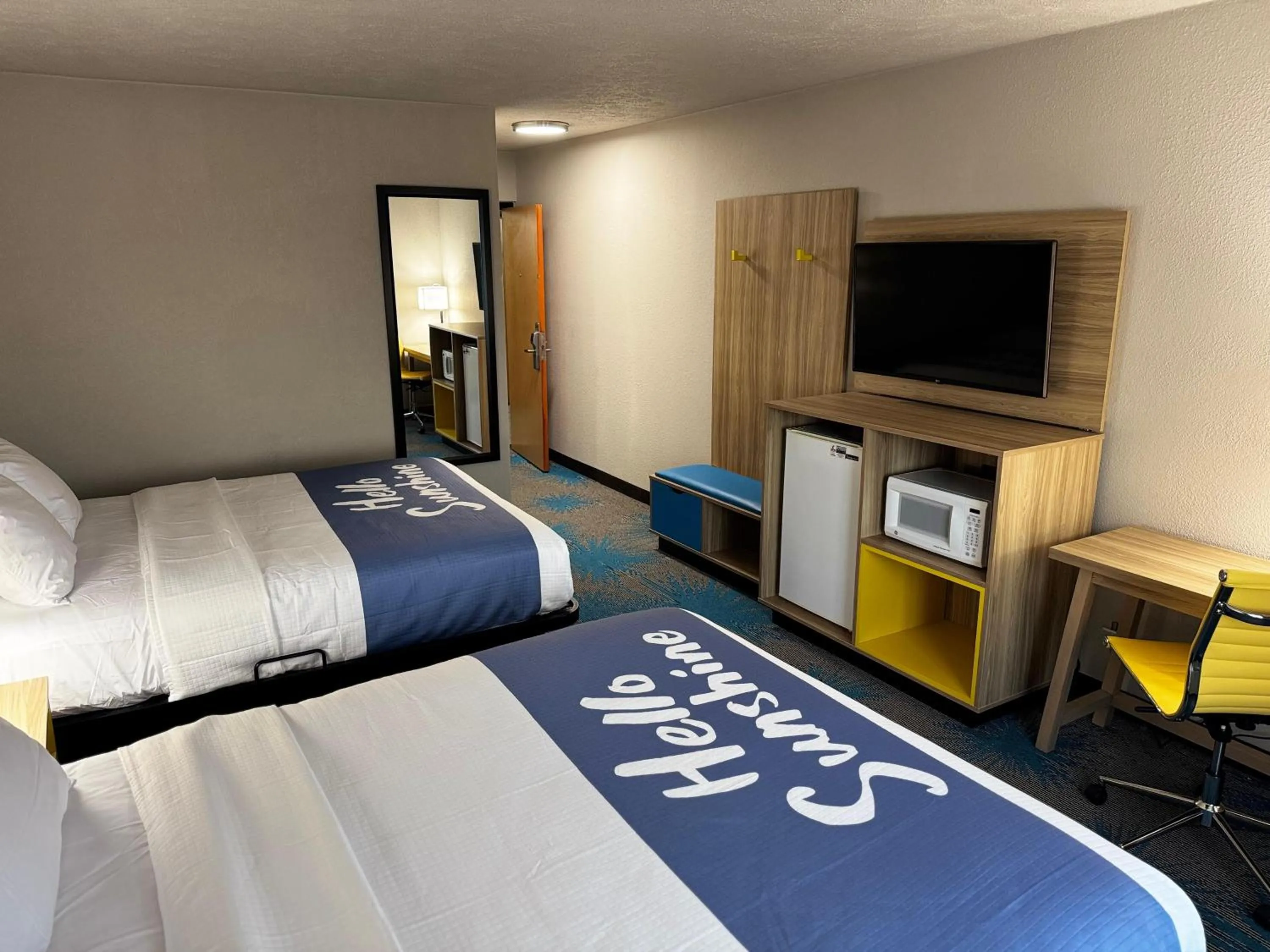 Bed in Hotel Lincoln Inn on Route 66 and near I-55