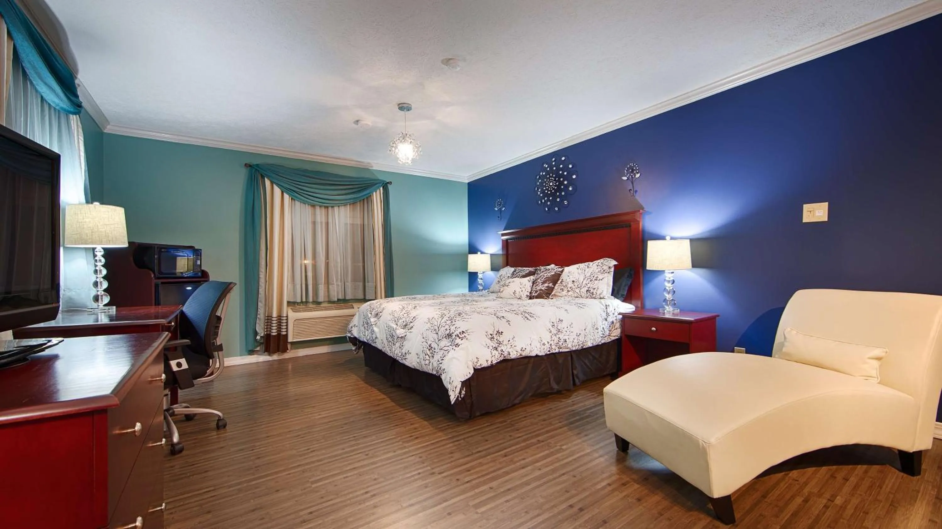 Honeymoon Suite with Hot Tub in Hotel Lincoln Inn on Route 66 and near I-55