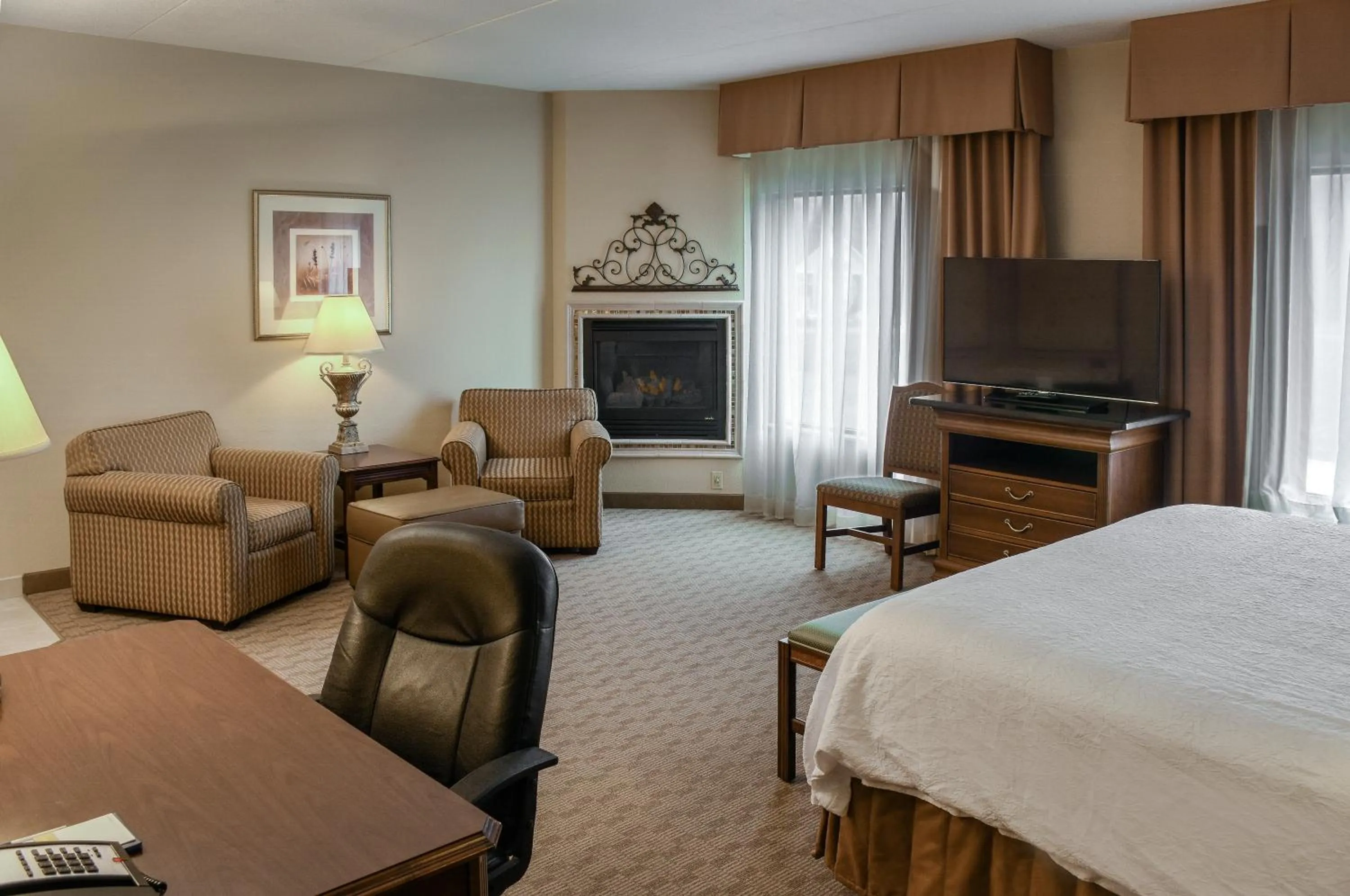 Bed in Hampton Inn & Suites Youngstown-Canfield
