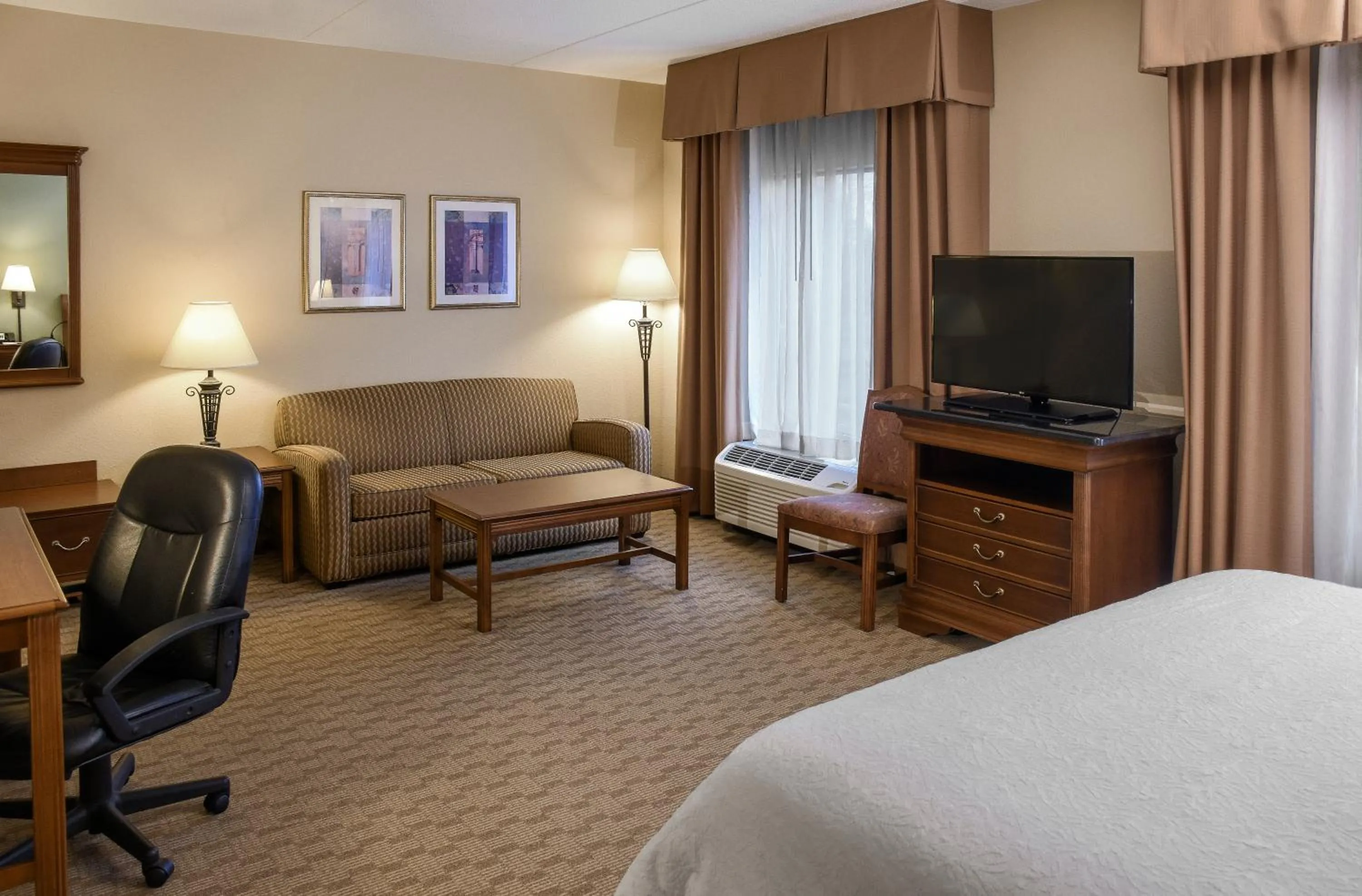Bed in Hampton Inn & Suites Youngstown-Canfield