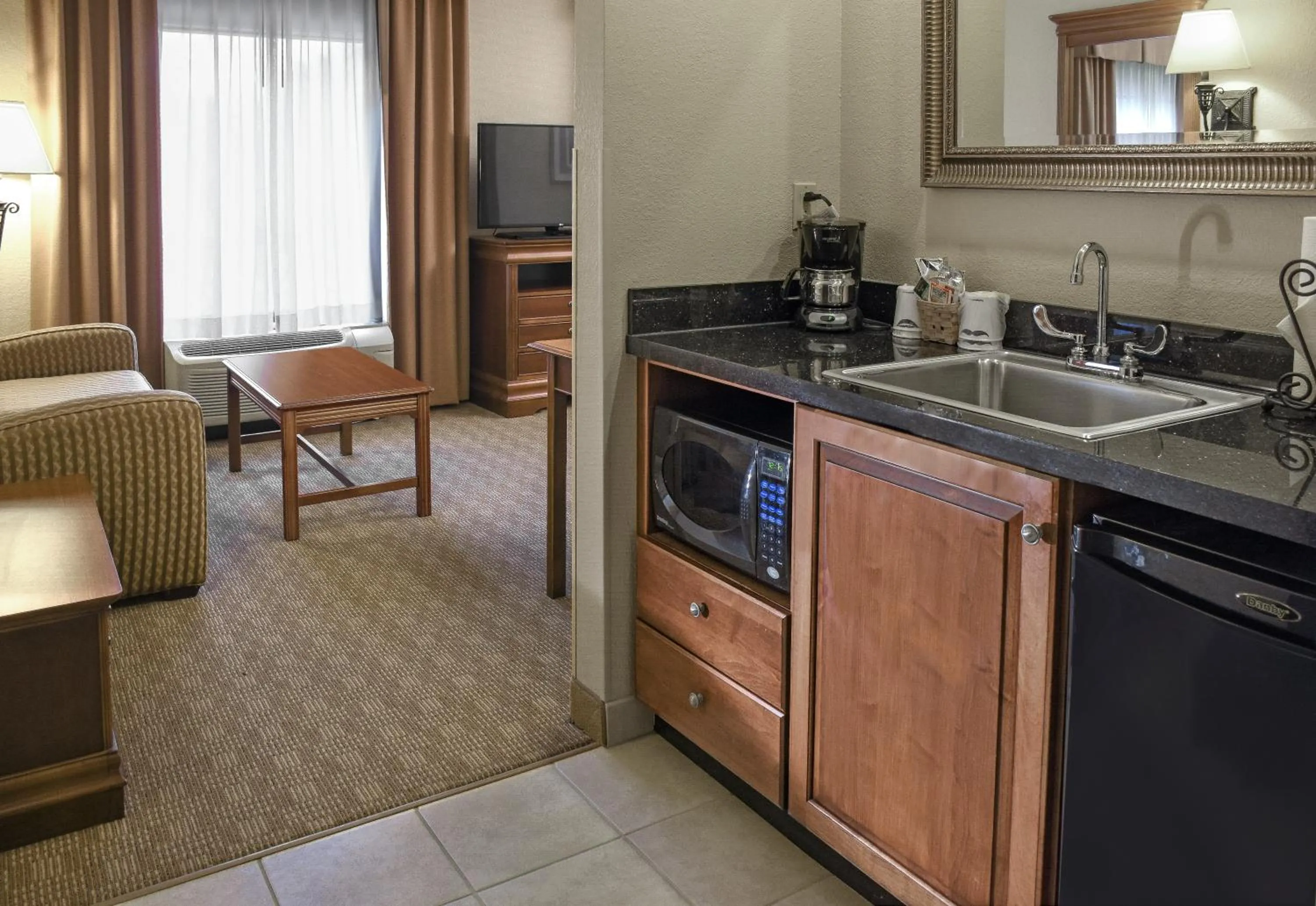 Kitchen or kitchenette in Hampton Inn & Suites Youngstown-Canfield