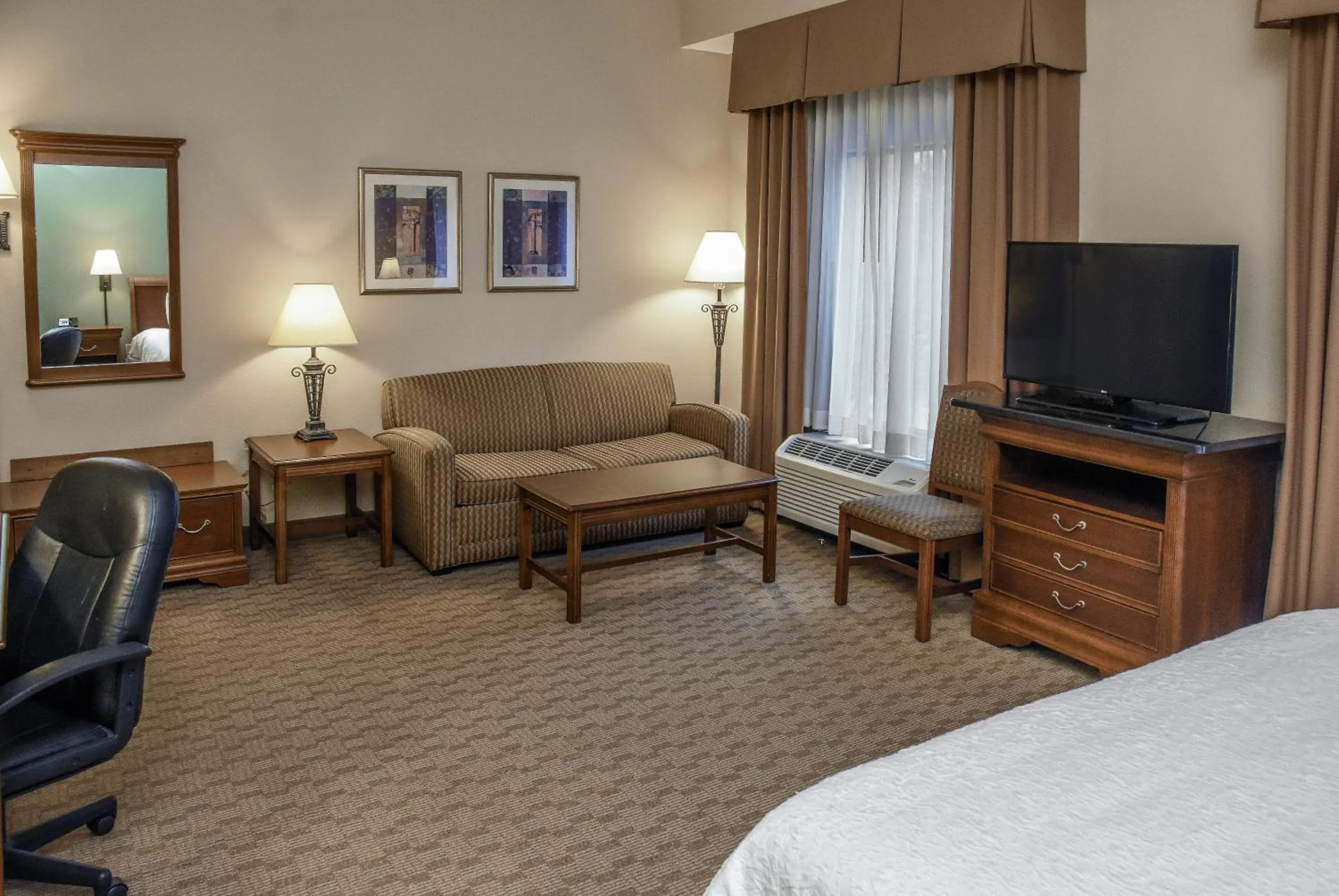 Bed in Hampton Inn & Suites Youngstown-Canfield
