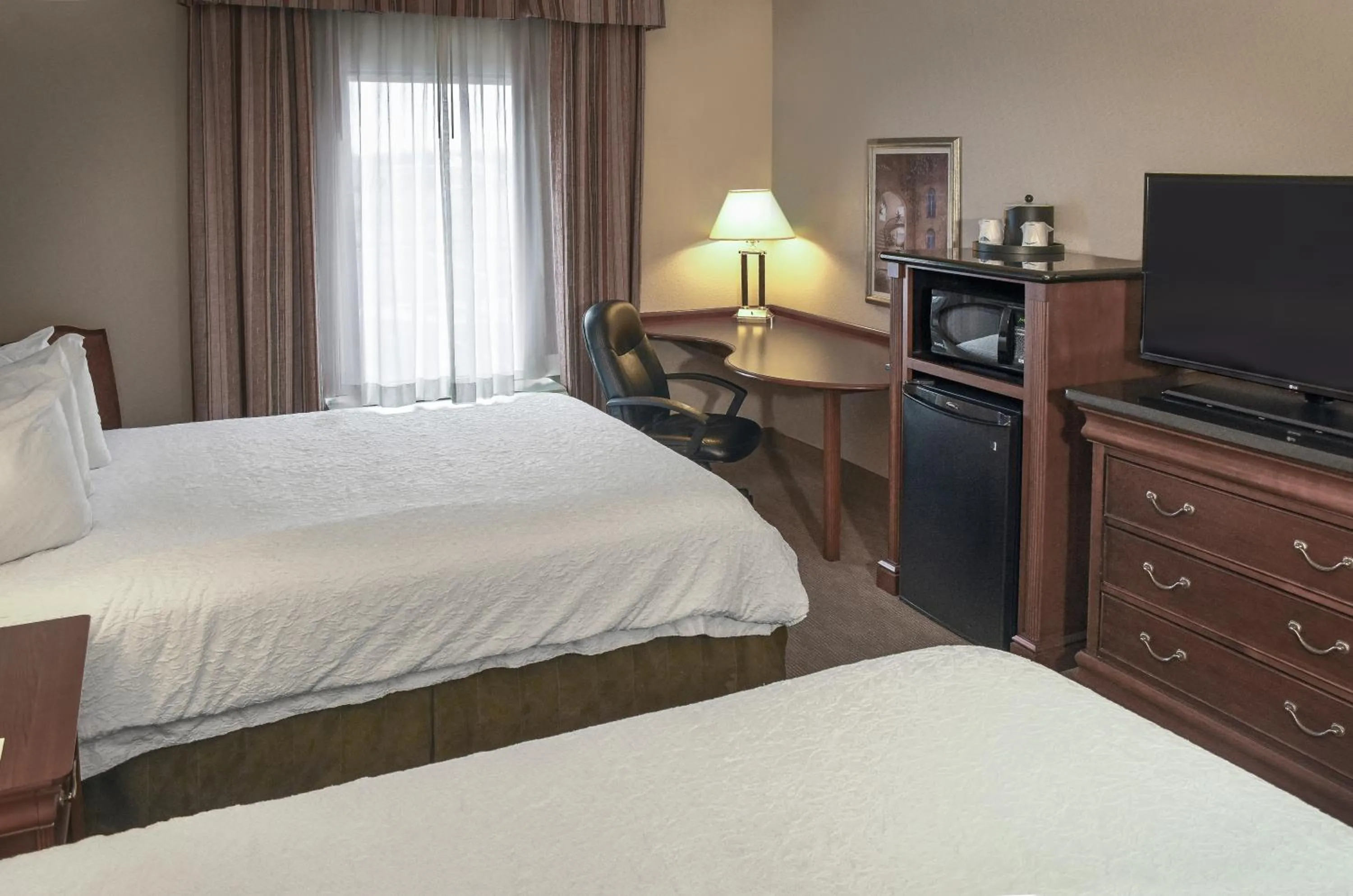 Photo of the whole room, Bed in Hampton Inn & Suites Youngstown-Canfield