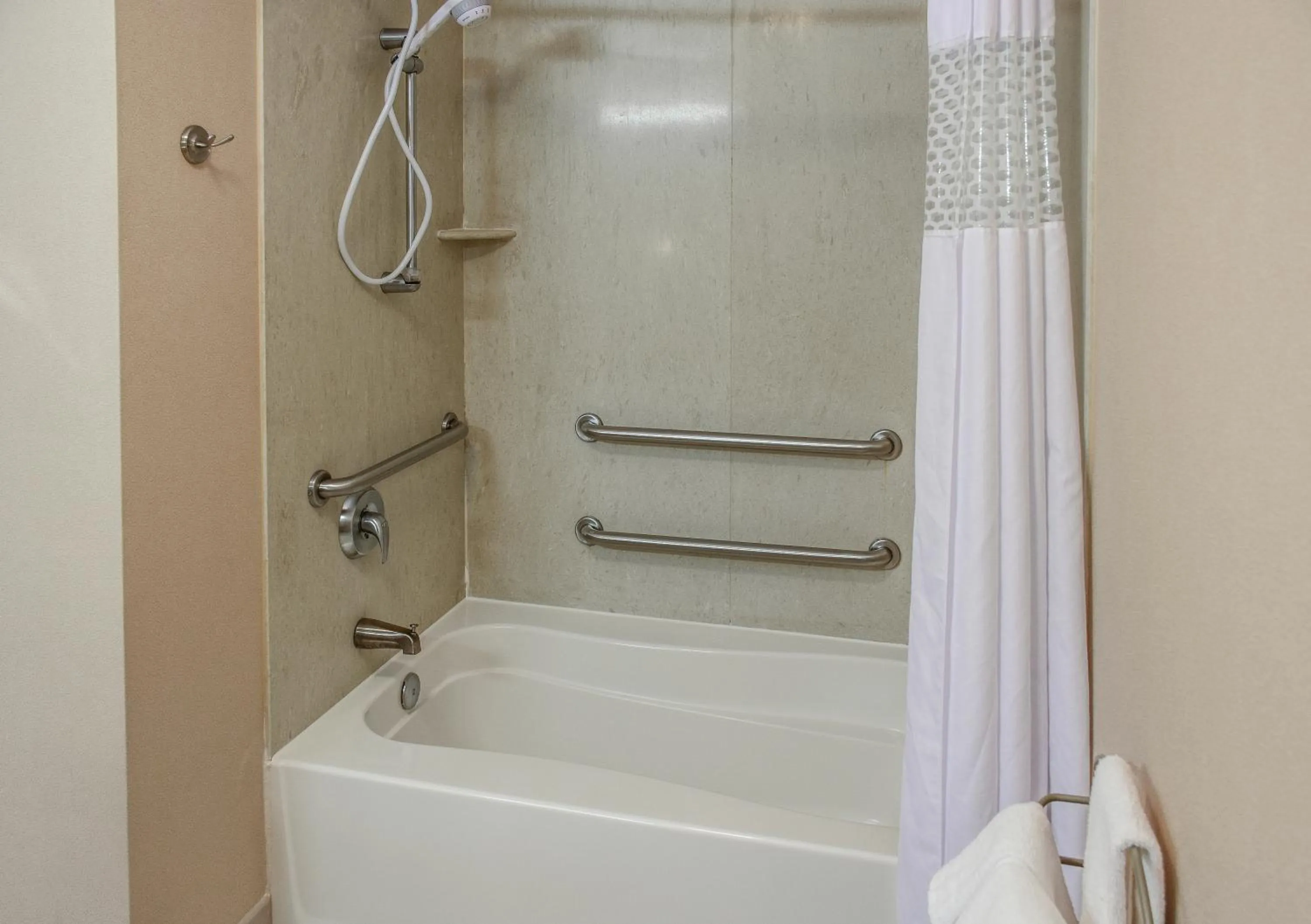Shower in Hampton Inn & Suites Youngstown-Canfield