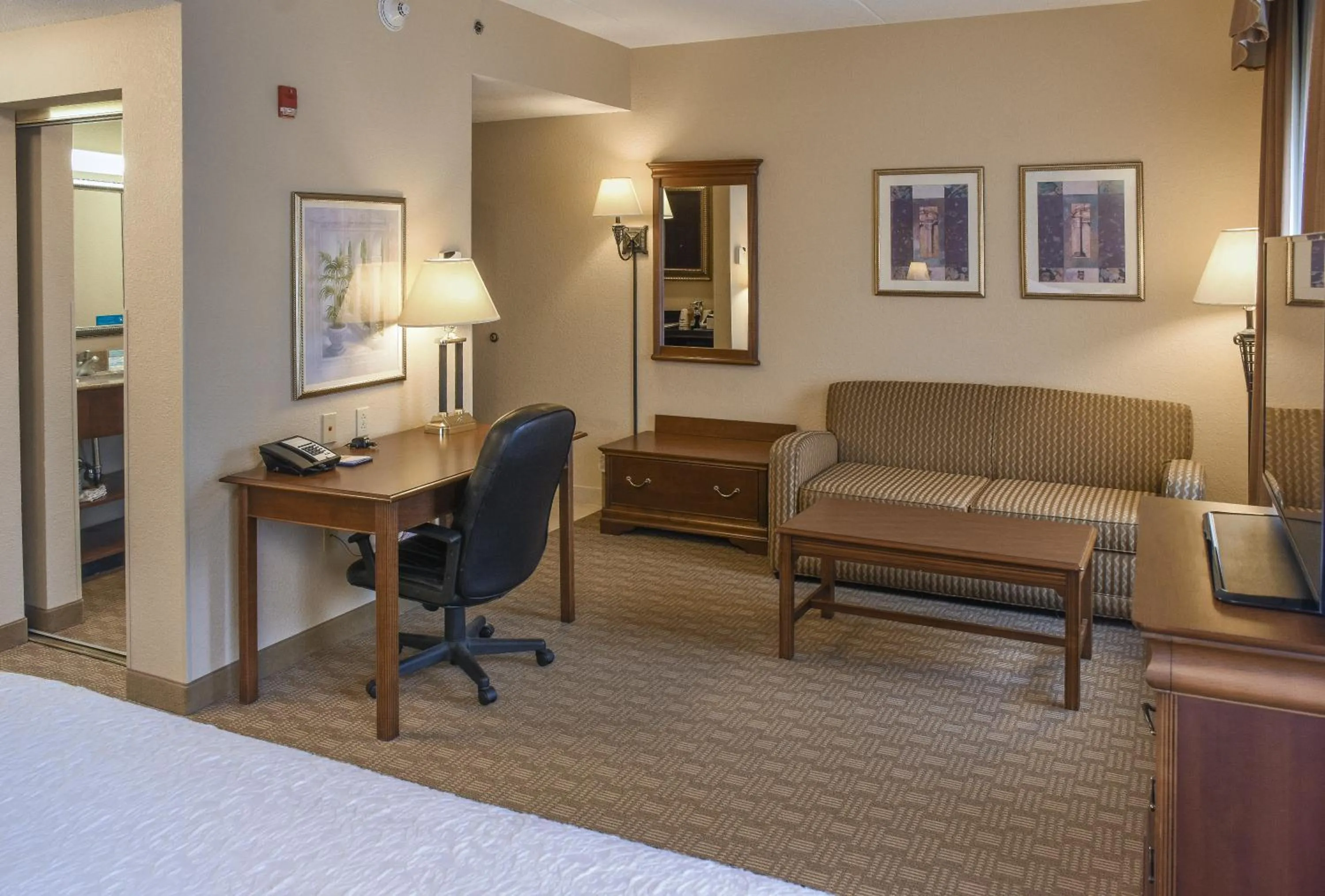 Living room, Bed in Hampton Inn & Suites Youngstown-Canfield