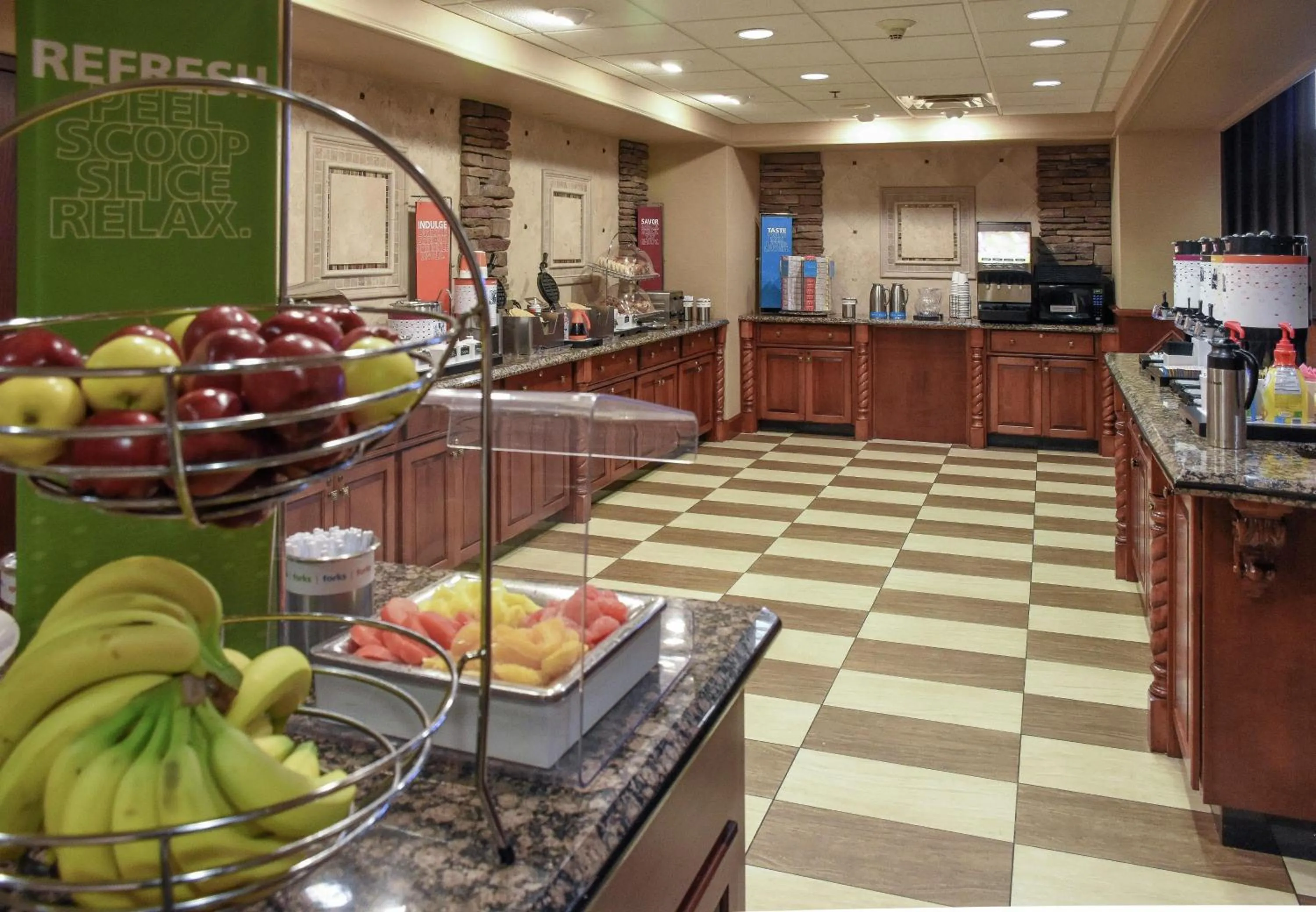 Breakfast in Hampton Inn & Suites Youngstown-Canfield