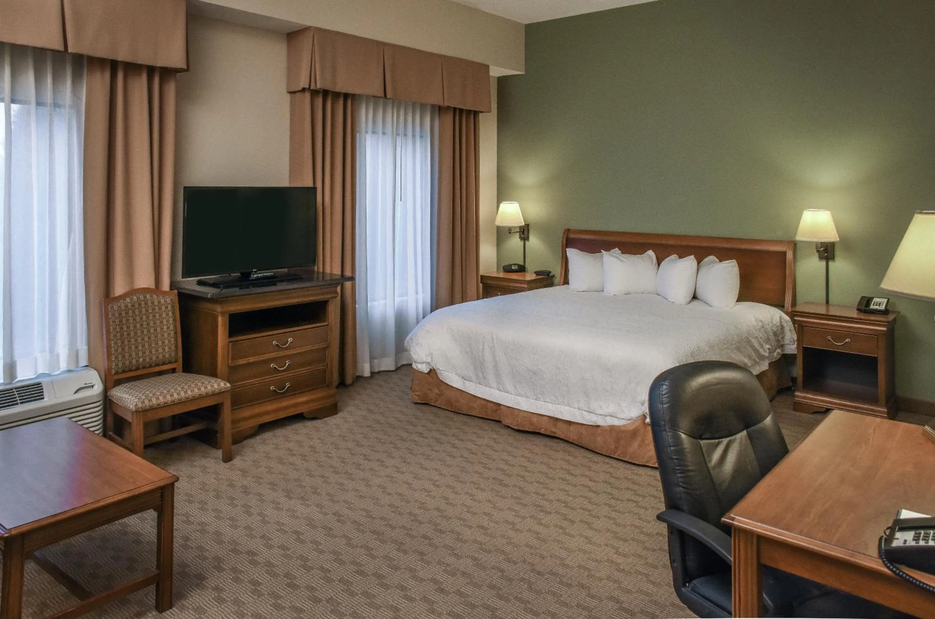 Bed in Hampton Inn & Suites Youngstown-Canfield