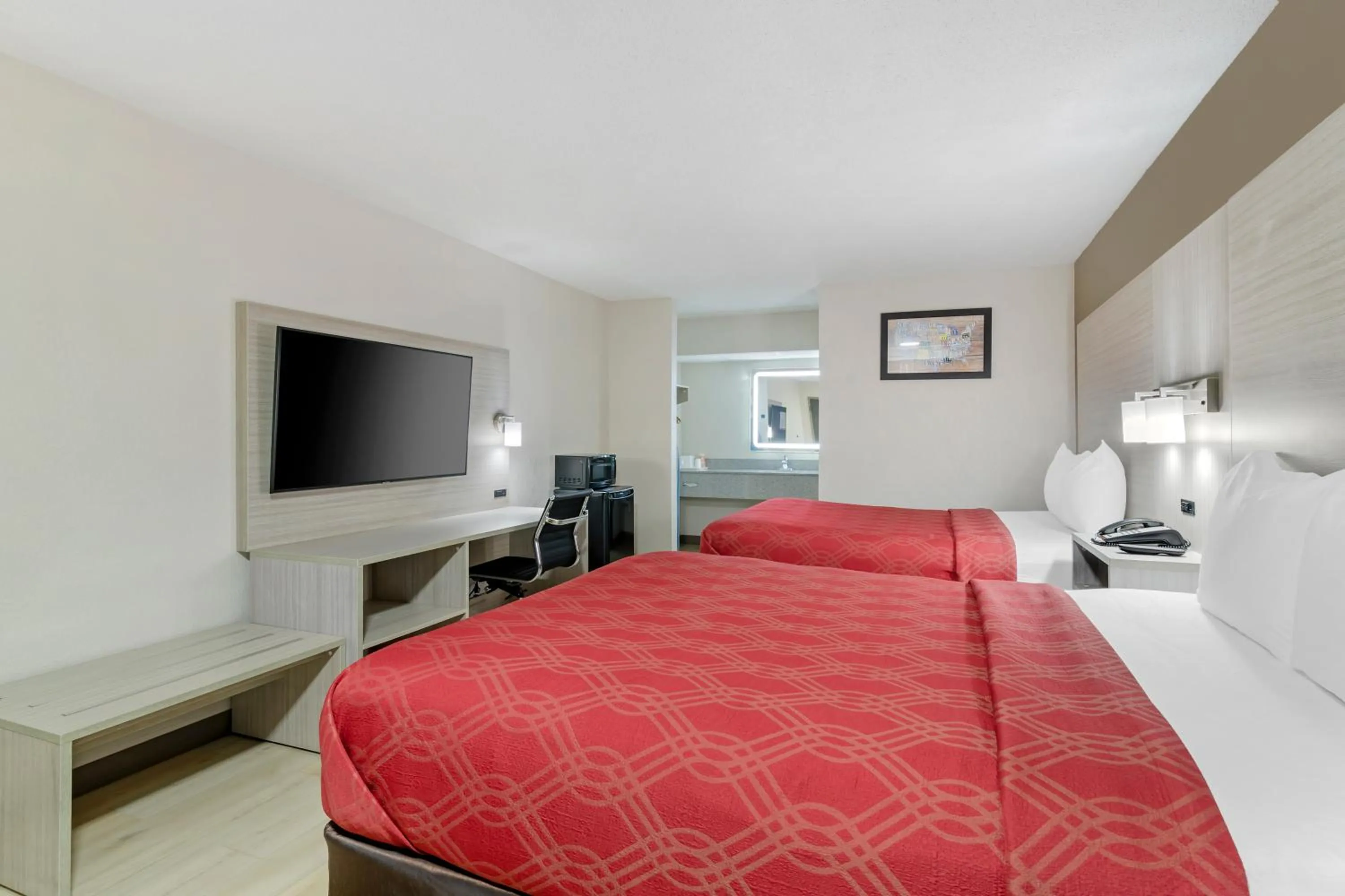 Photo of the whole room, Bed in Econo Lodge Augusta, Downtown