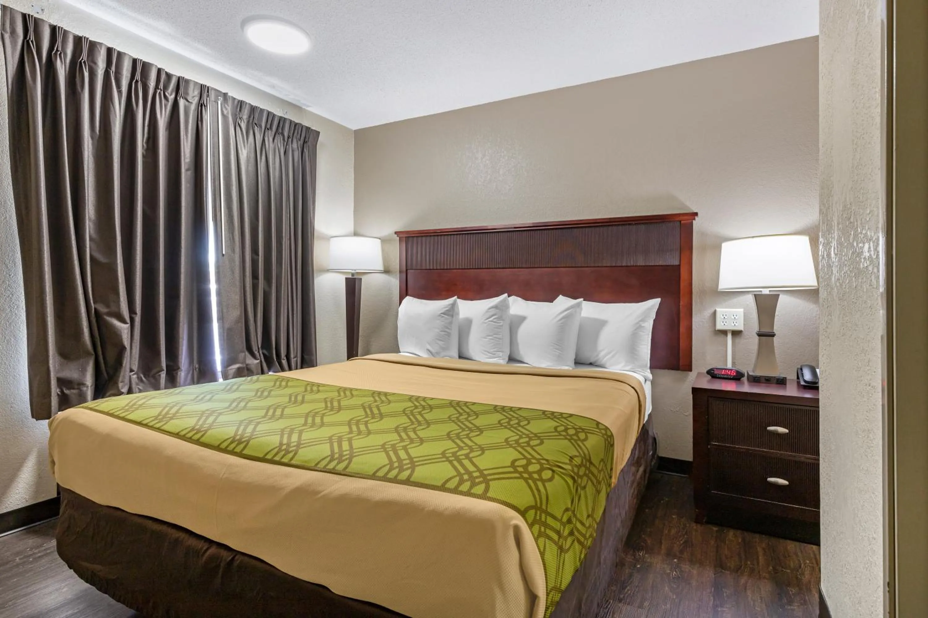 Bed in Econo Lodge Augusta, Downtown