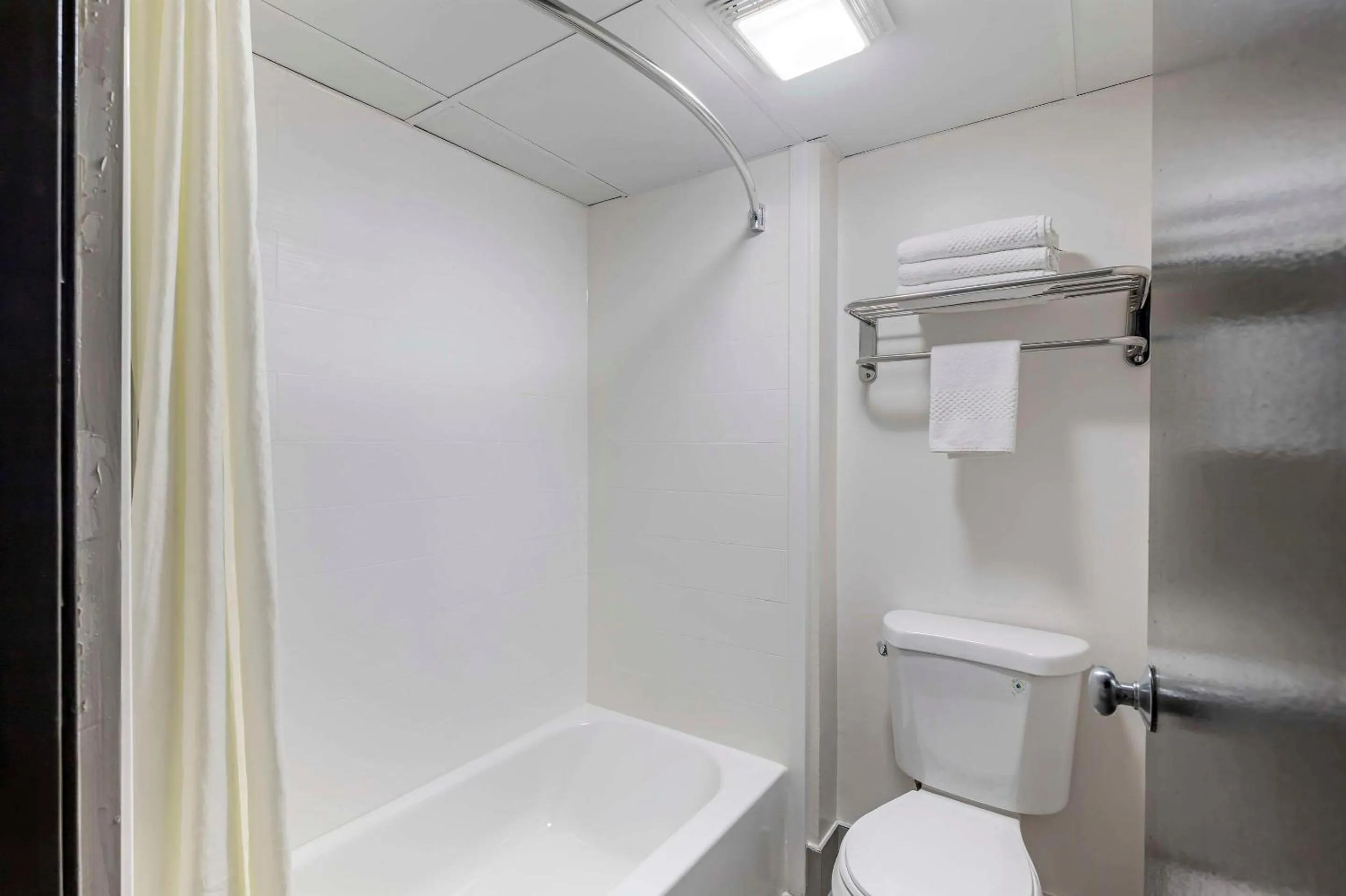 Bedroom in Econo Lodge Augusta, Downtown