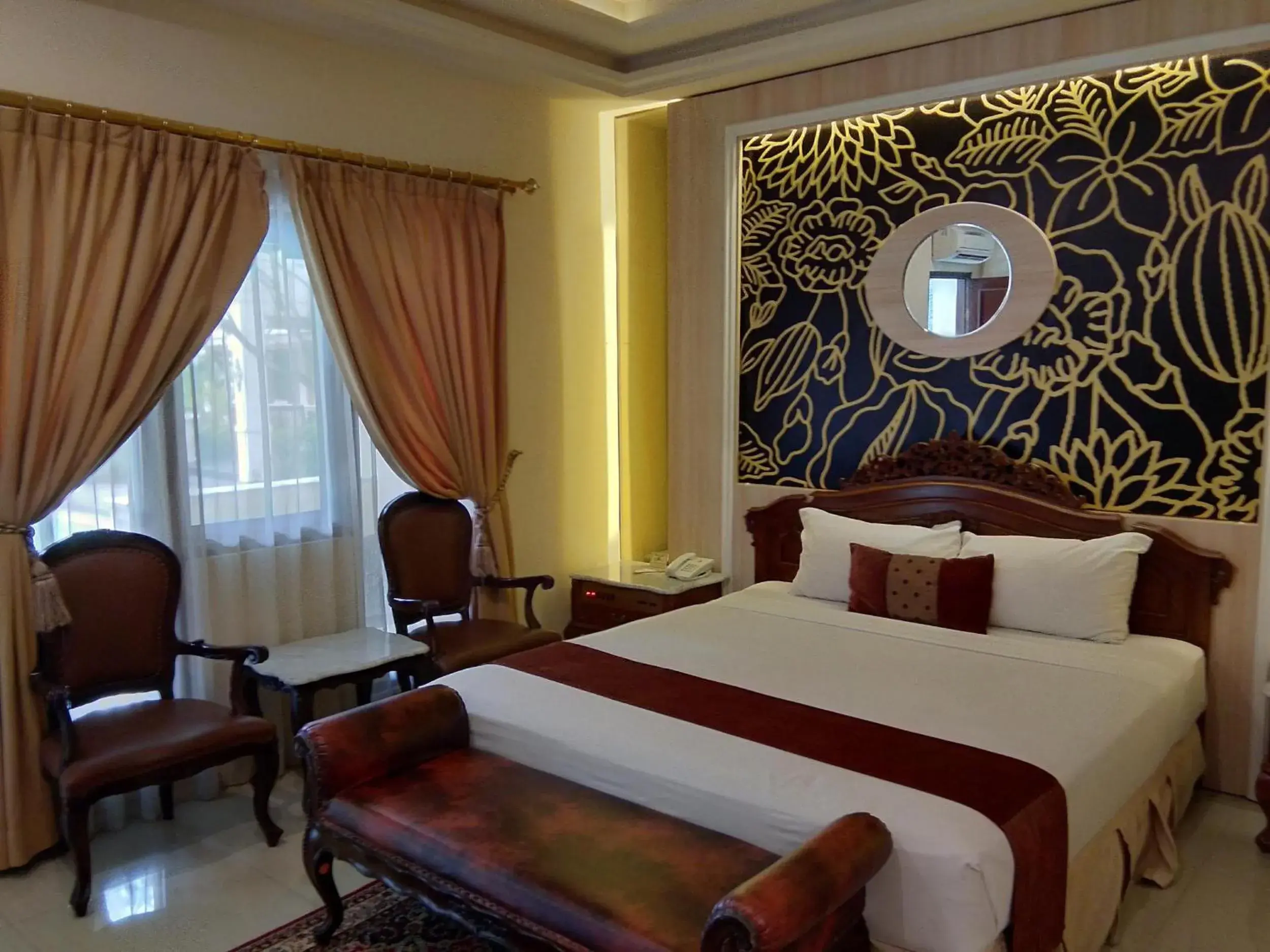 Deluxe Double Room with Shower in Hotel Indah Palace Yogyakarta Deluxe Double Room with Shower in Hotel Indah Palace Yogyakarta