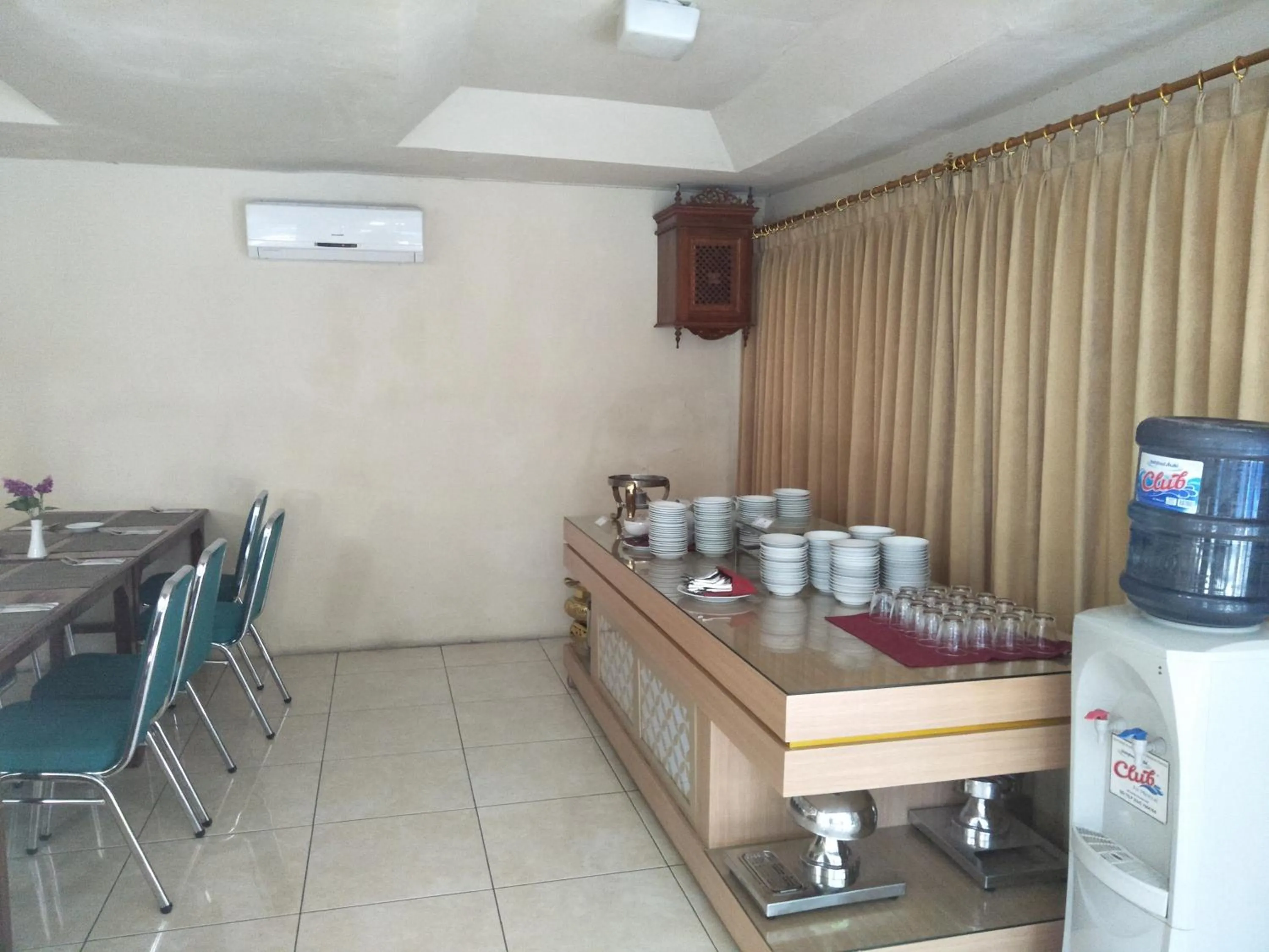 Restaurant/places to eat in Hotel Grand Rosela