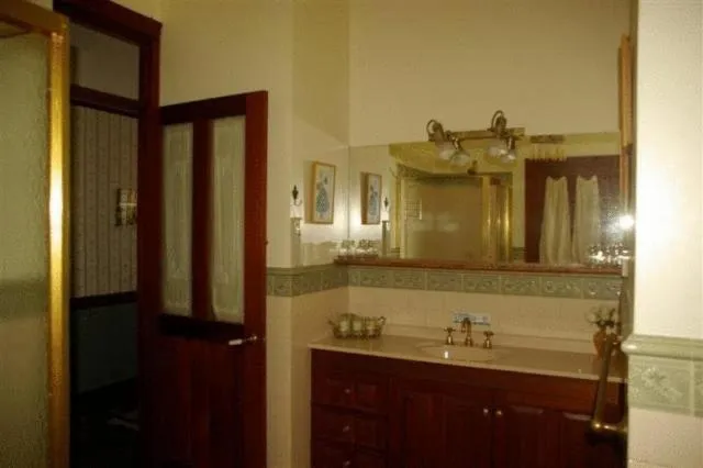 Bathroom in Riviera Bed & Breakfast