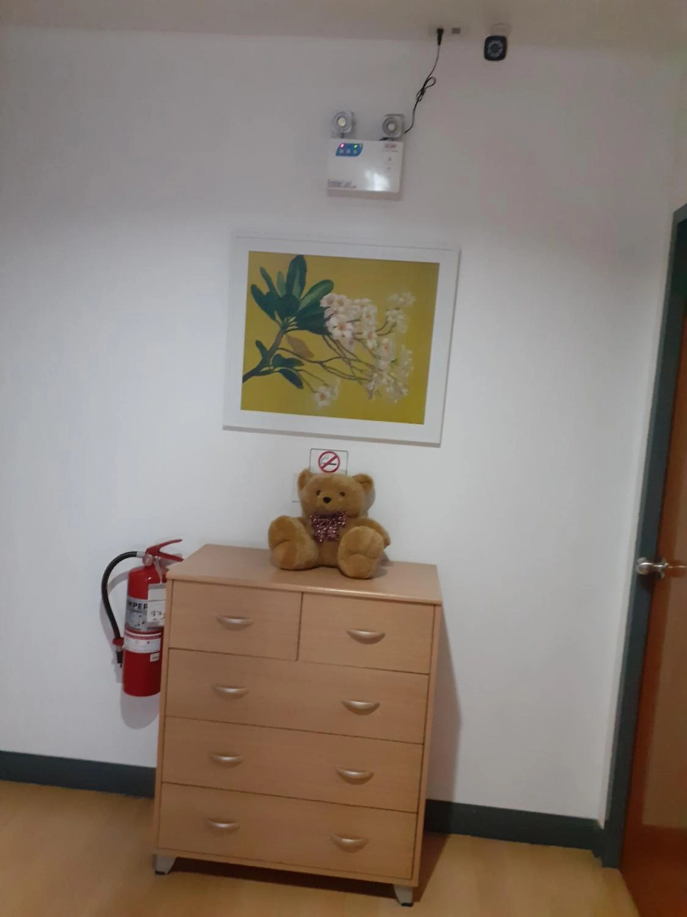 Communal lounge/ TV room in BaanSu Hostel