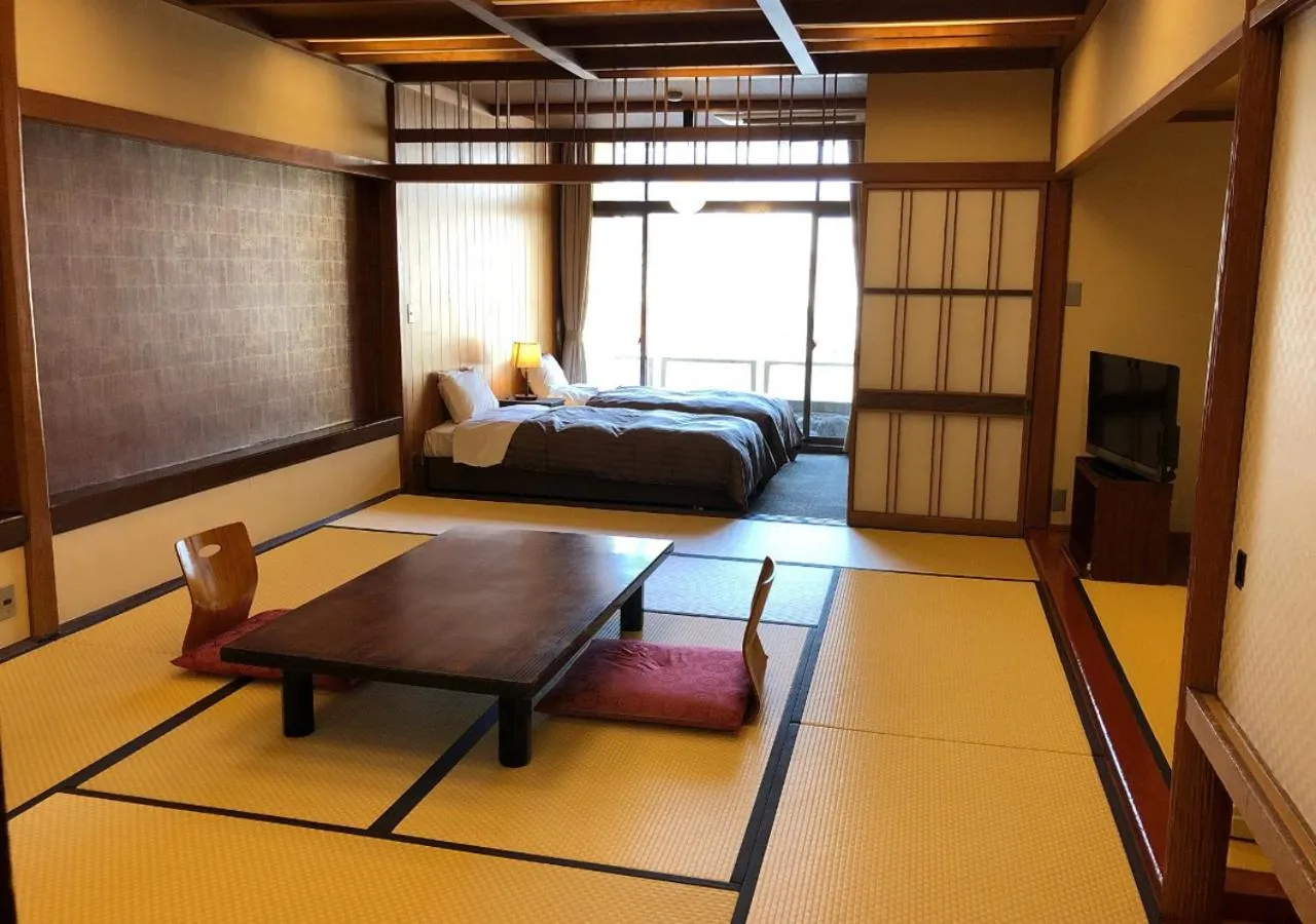 Photo of the whole room, Bed in Atami Kinjokan