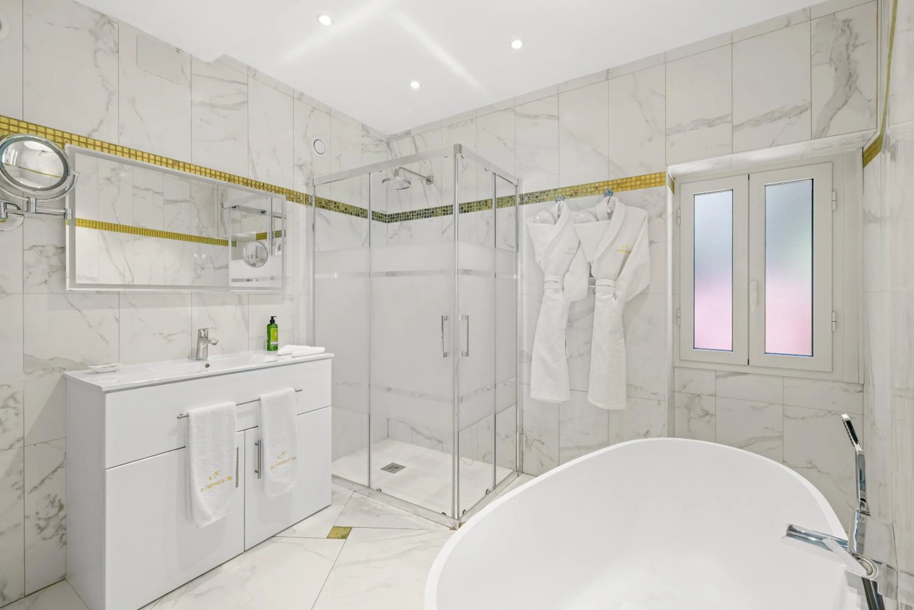 Shower in La Chèvre d'Or