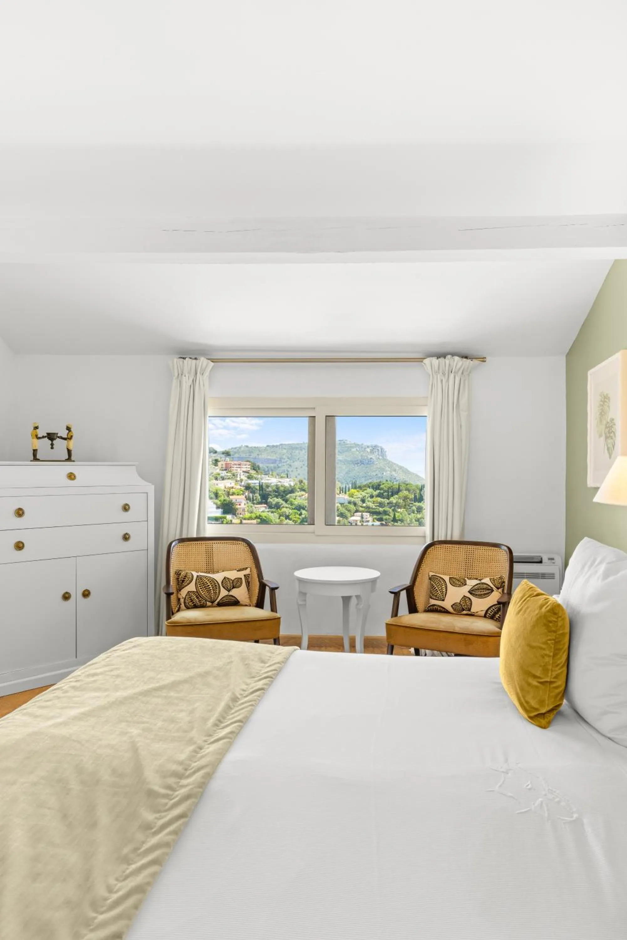 Bedroom, Bed in La Chèvre d'Or