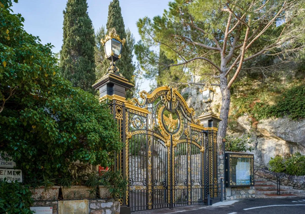 Property building in La Chèvre d'Or