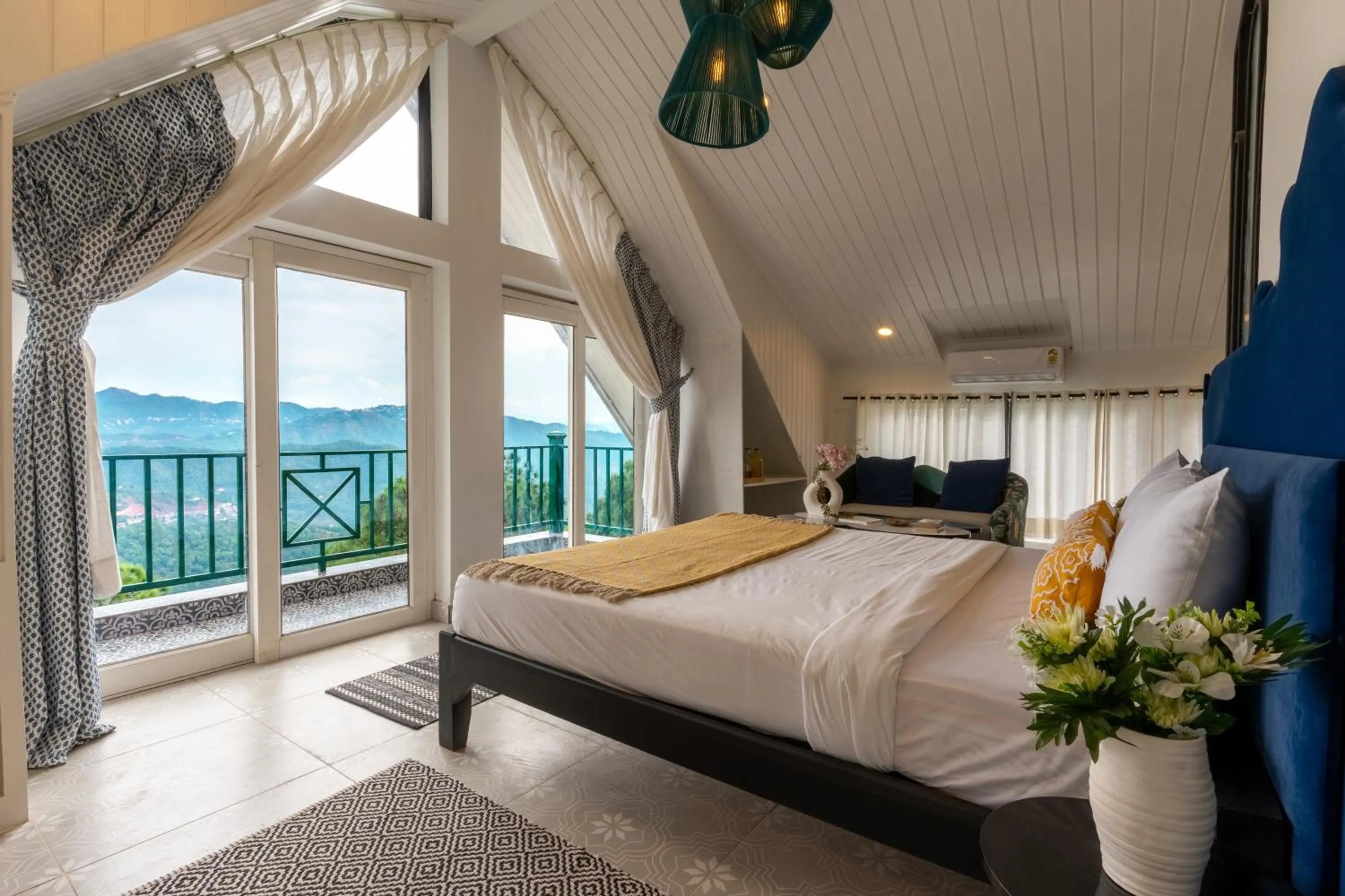 Bed in Seclude Kasauli, Himachal Pradesh