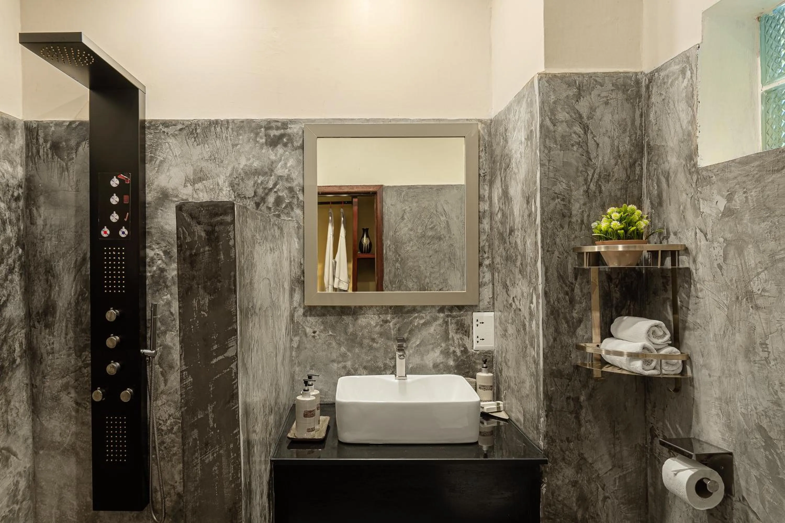 Shower in Pavillon Indochine Boutique - Hotel