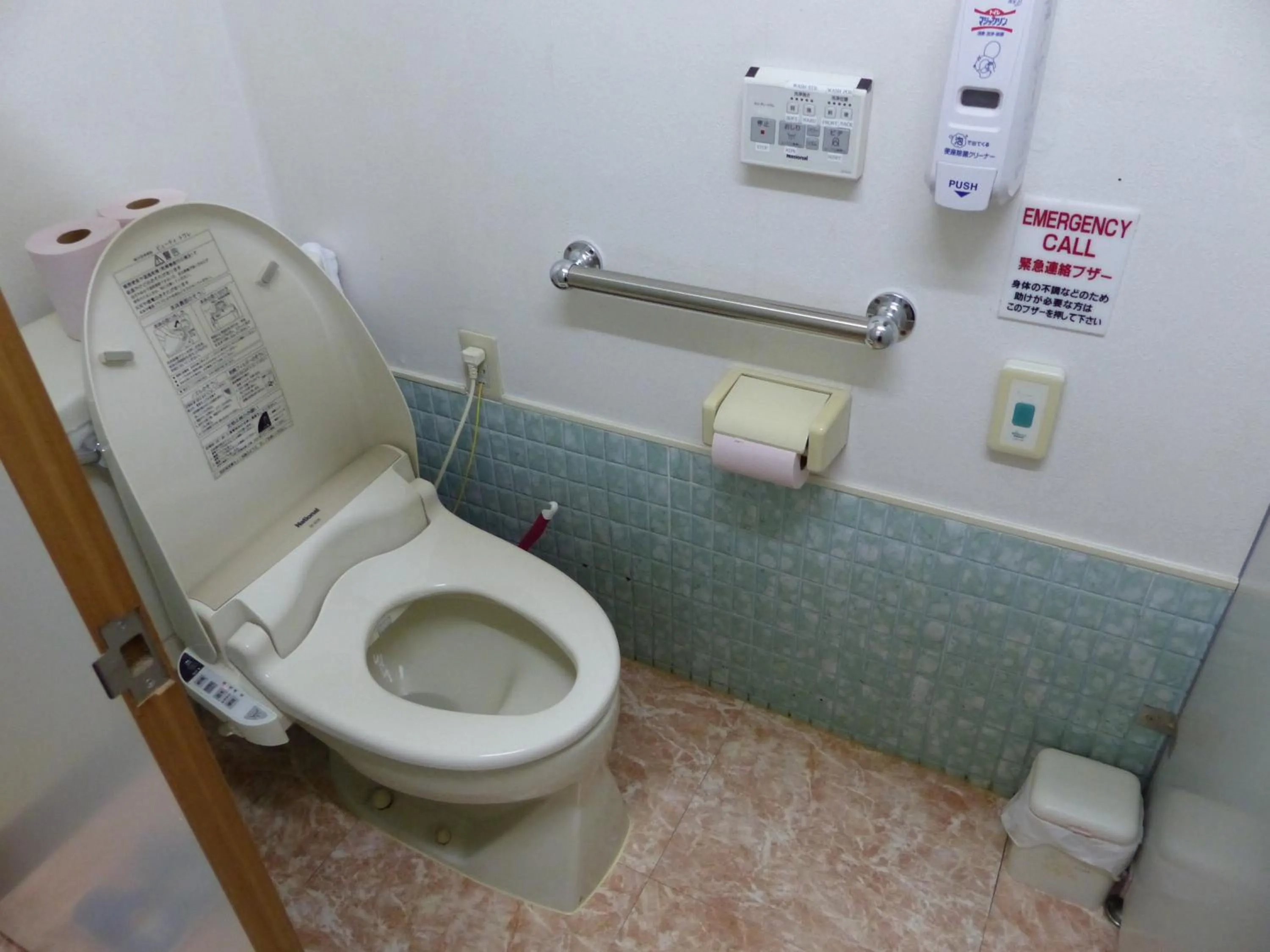 Toilet in Minshuku Kuwataniya