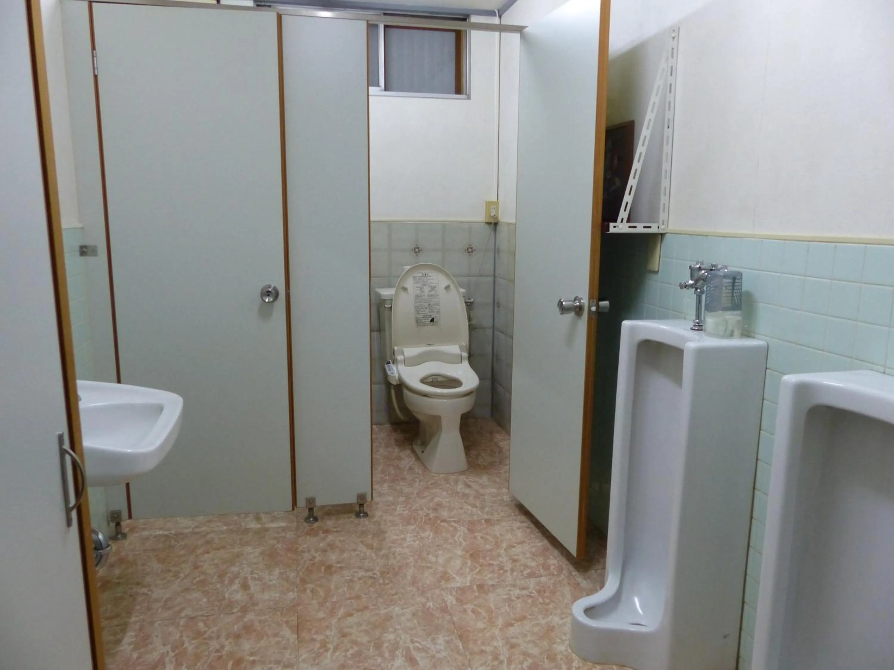 Toilet in Minshuku Kuwataniya