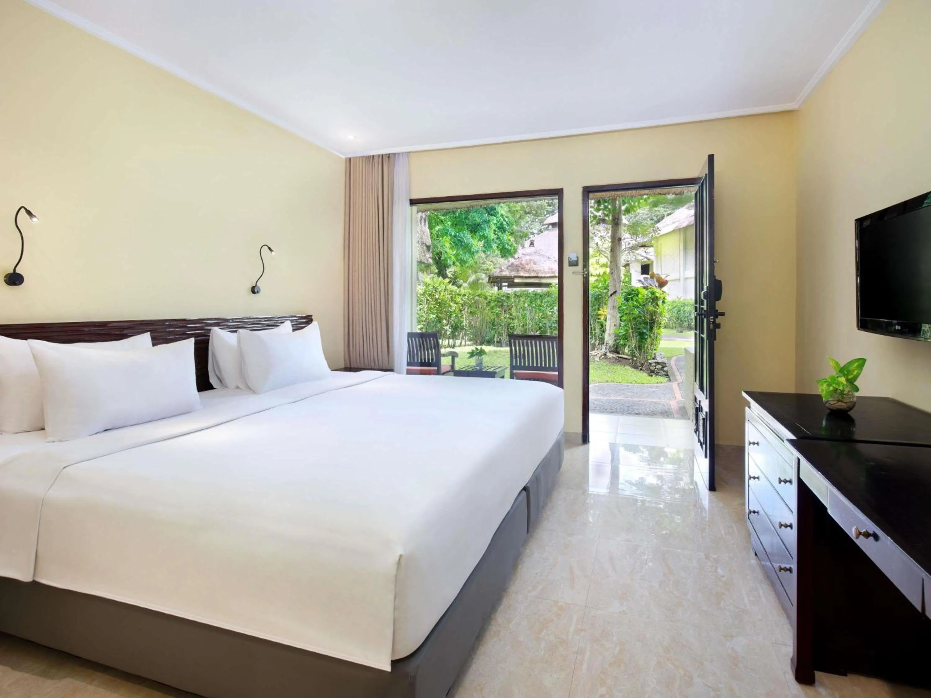 Bedroom, Bed in Mercure Resort Sanur