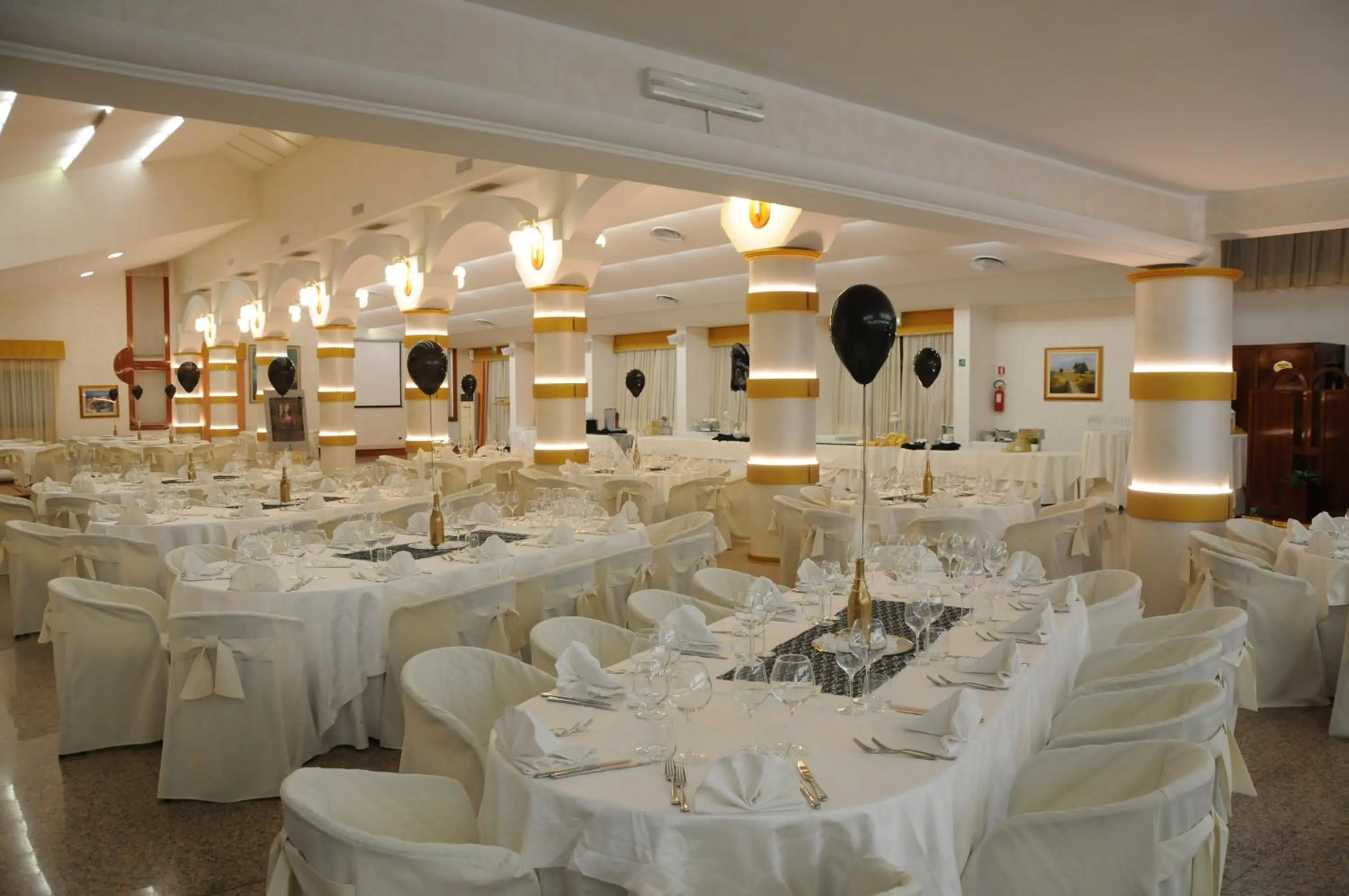 Restaurant/places to eat in Hotel Kiris