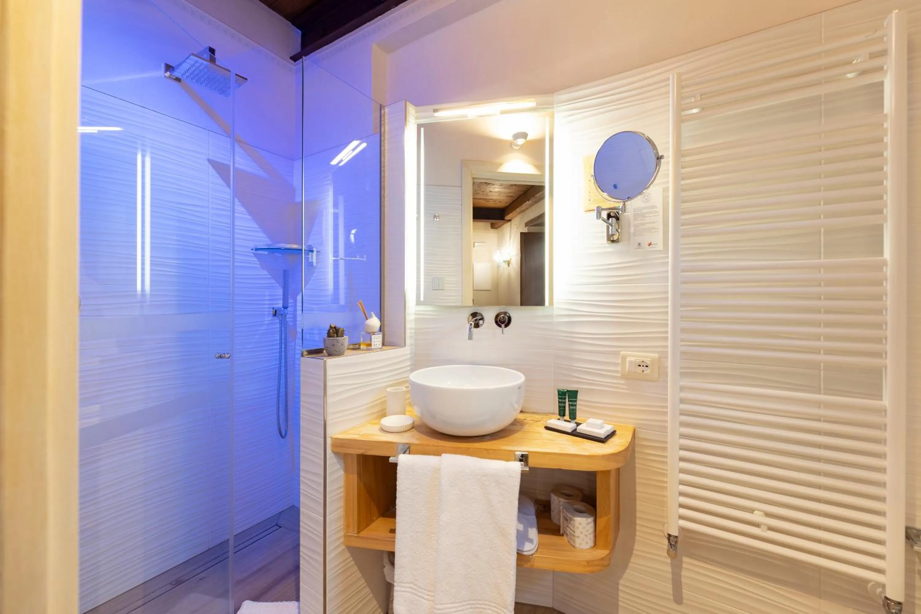 Shower in Torre Del Nera Albergo diffuso & Spa