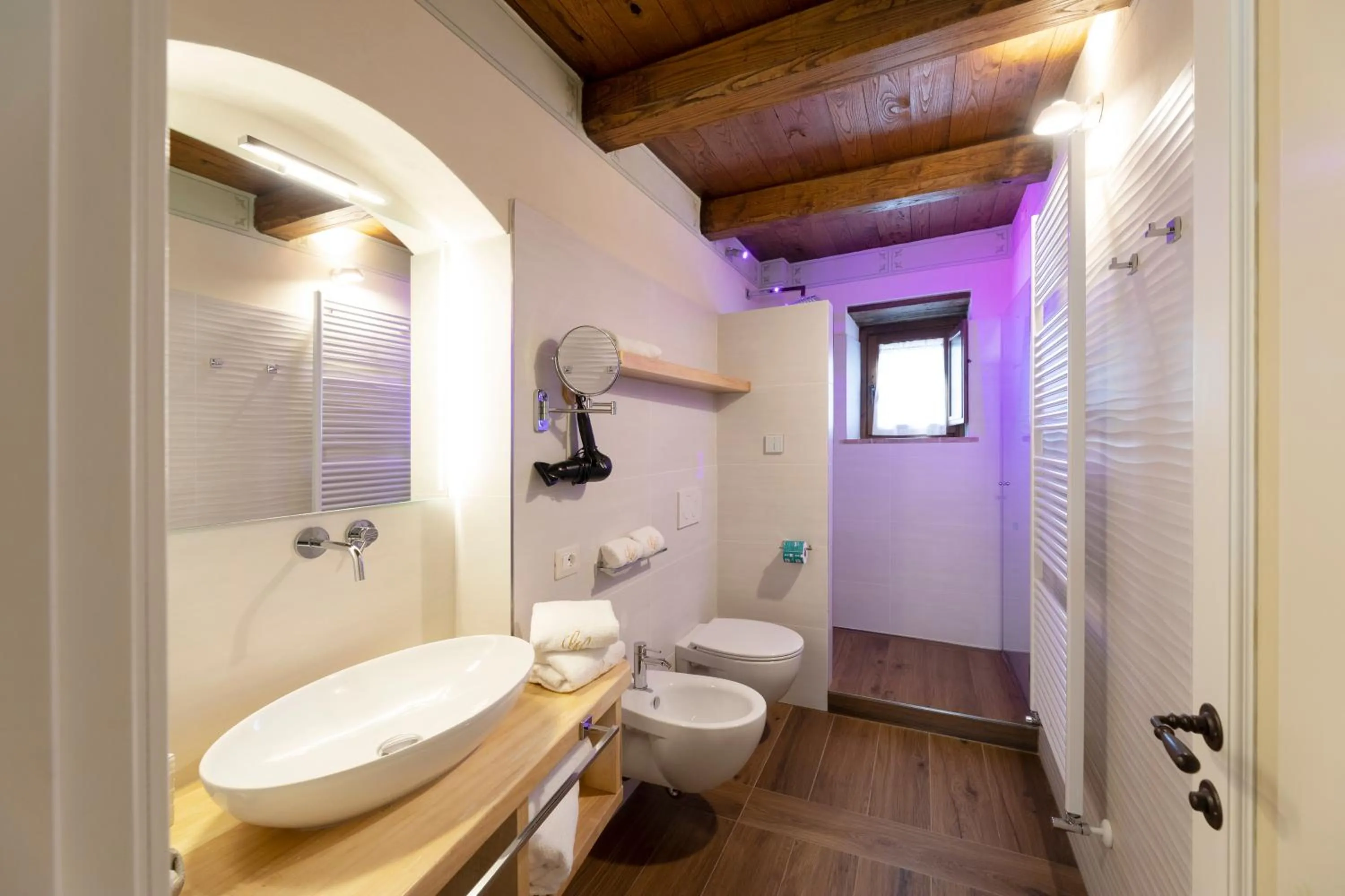 Shower in Torre Del Nera Albergo diffuso & Spa