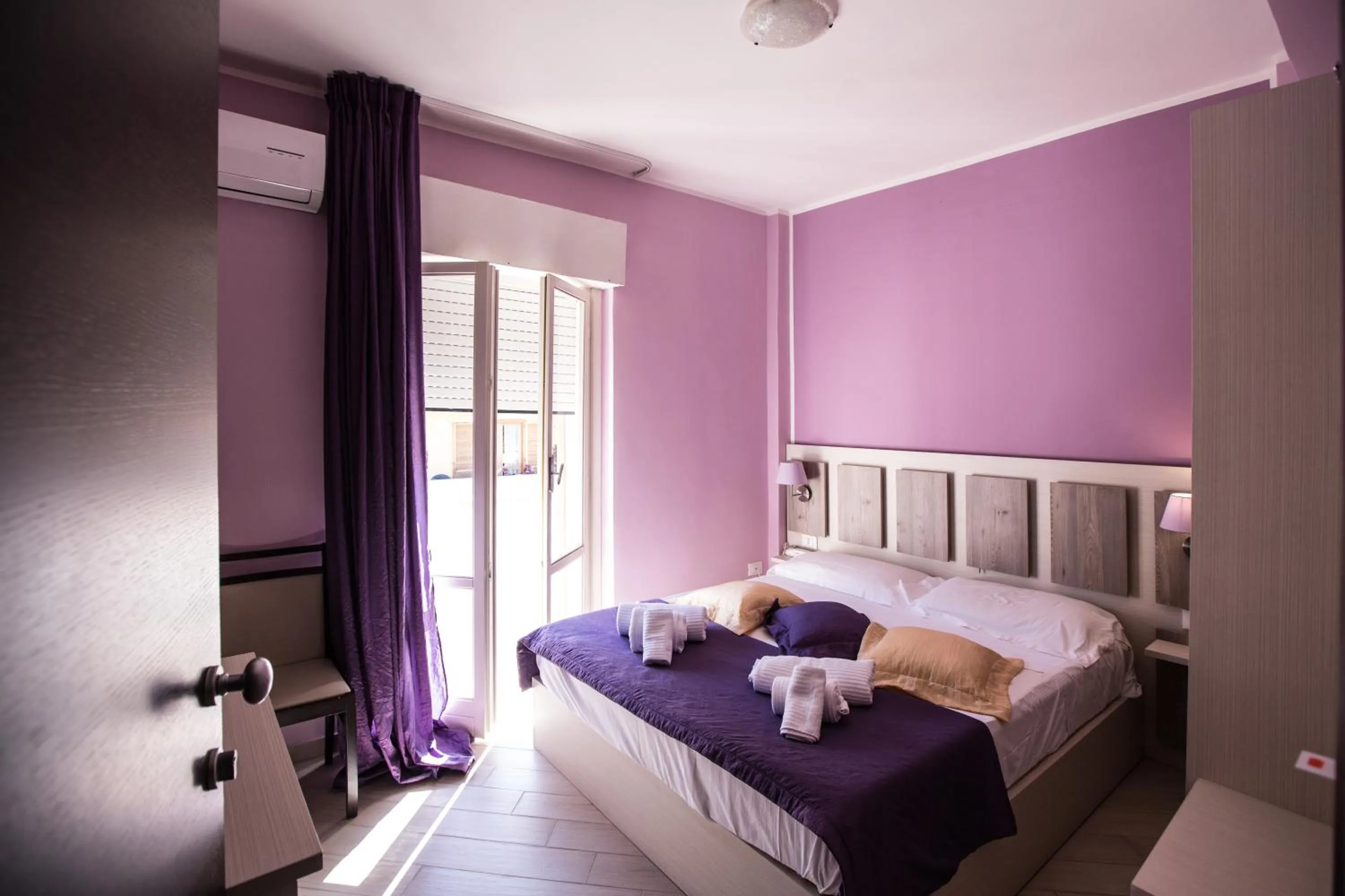 Bedroom, Bed in Hotel Cliché