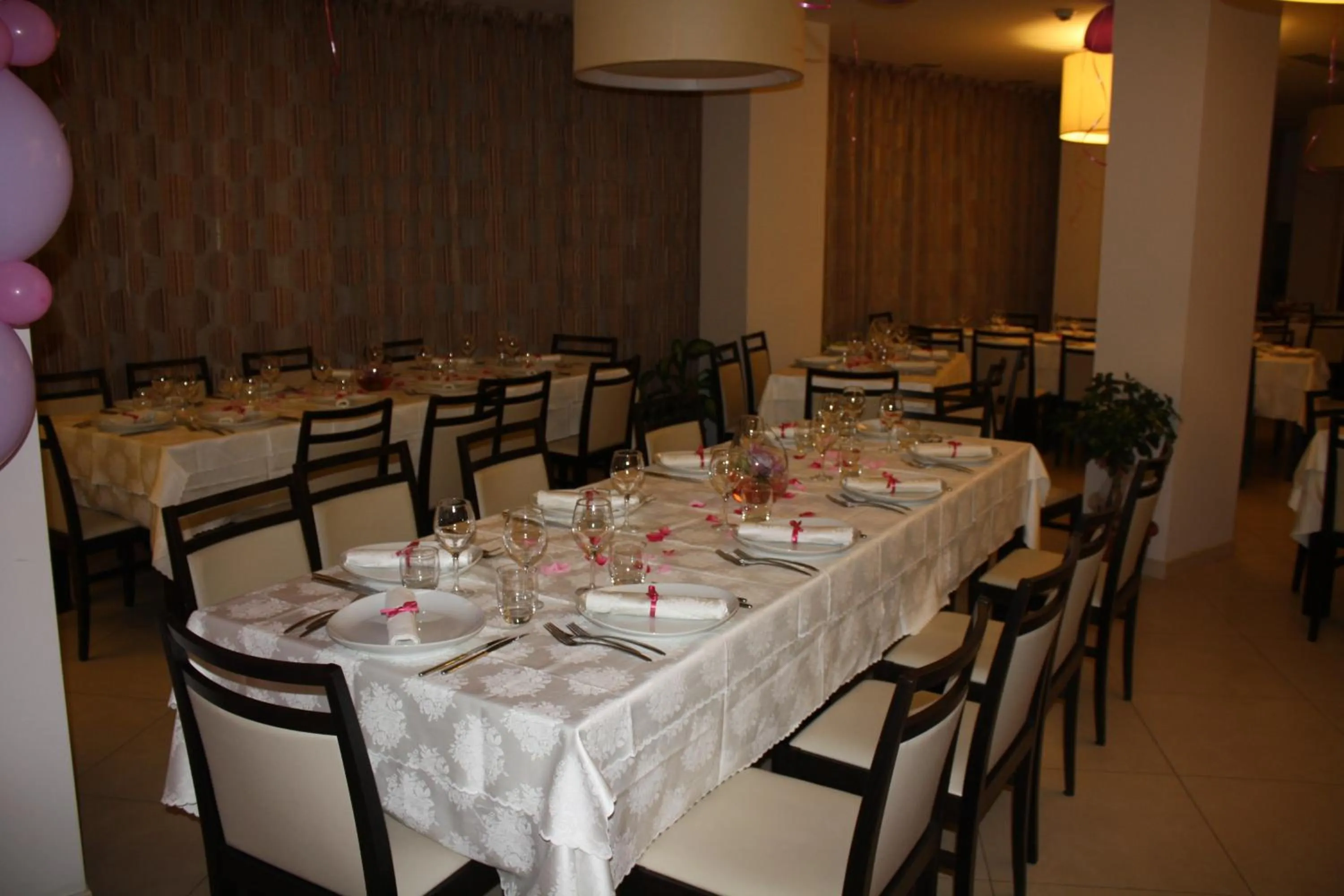 Restaurant/places to eat in Hotel Cliché