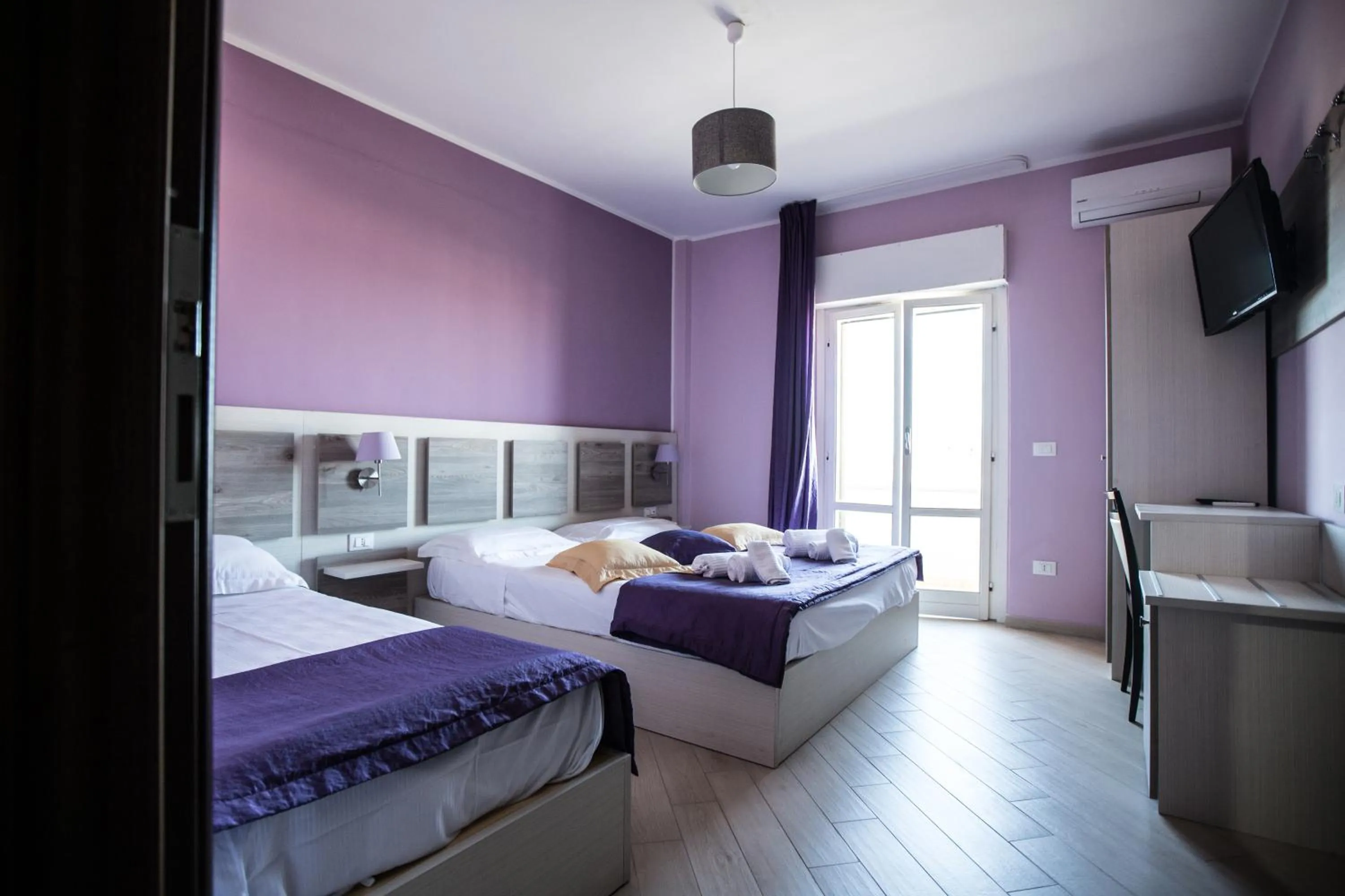 Photo of the whole room, Bed in Hotel Cliché