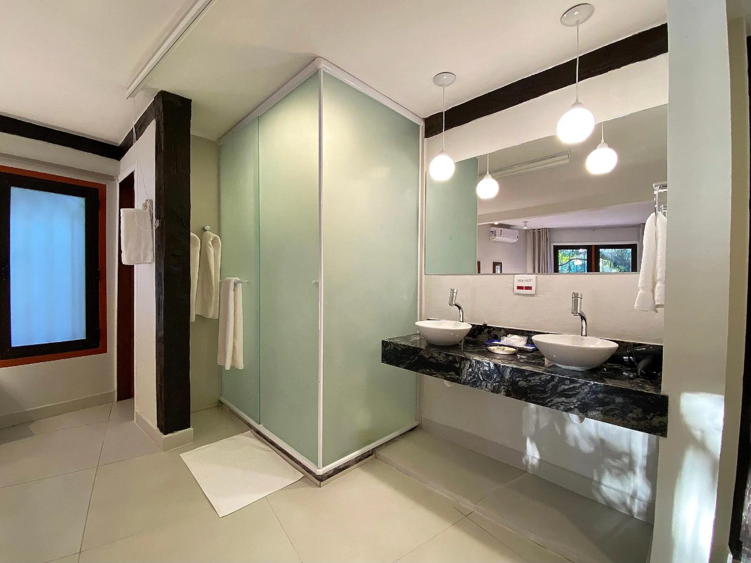 Bathroom in Porto Pacuíba Hotel