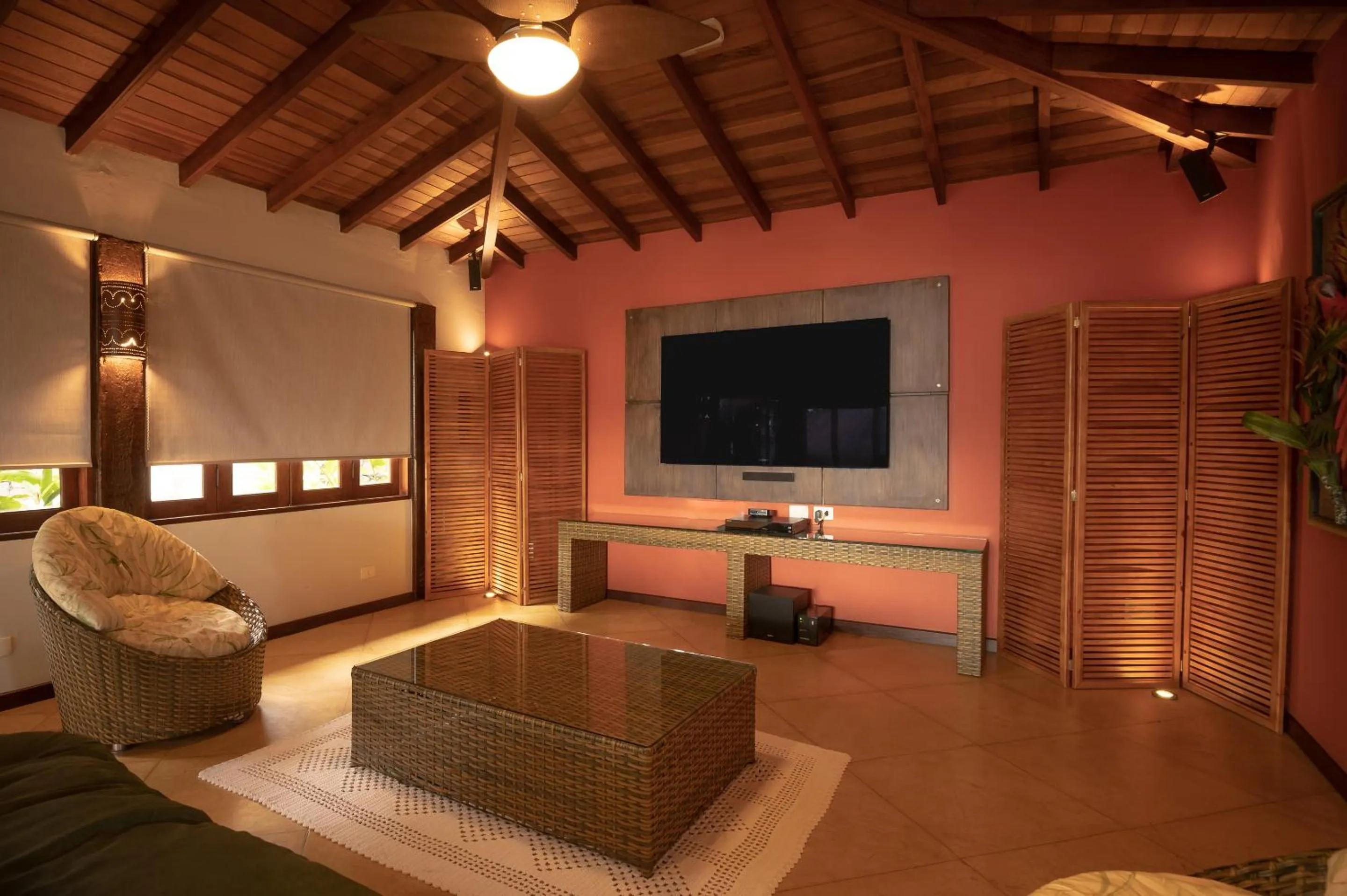 Communal lounge/ TV room in Porto Pacuíba Hotel