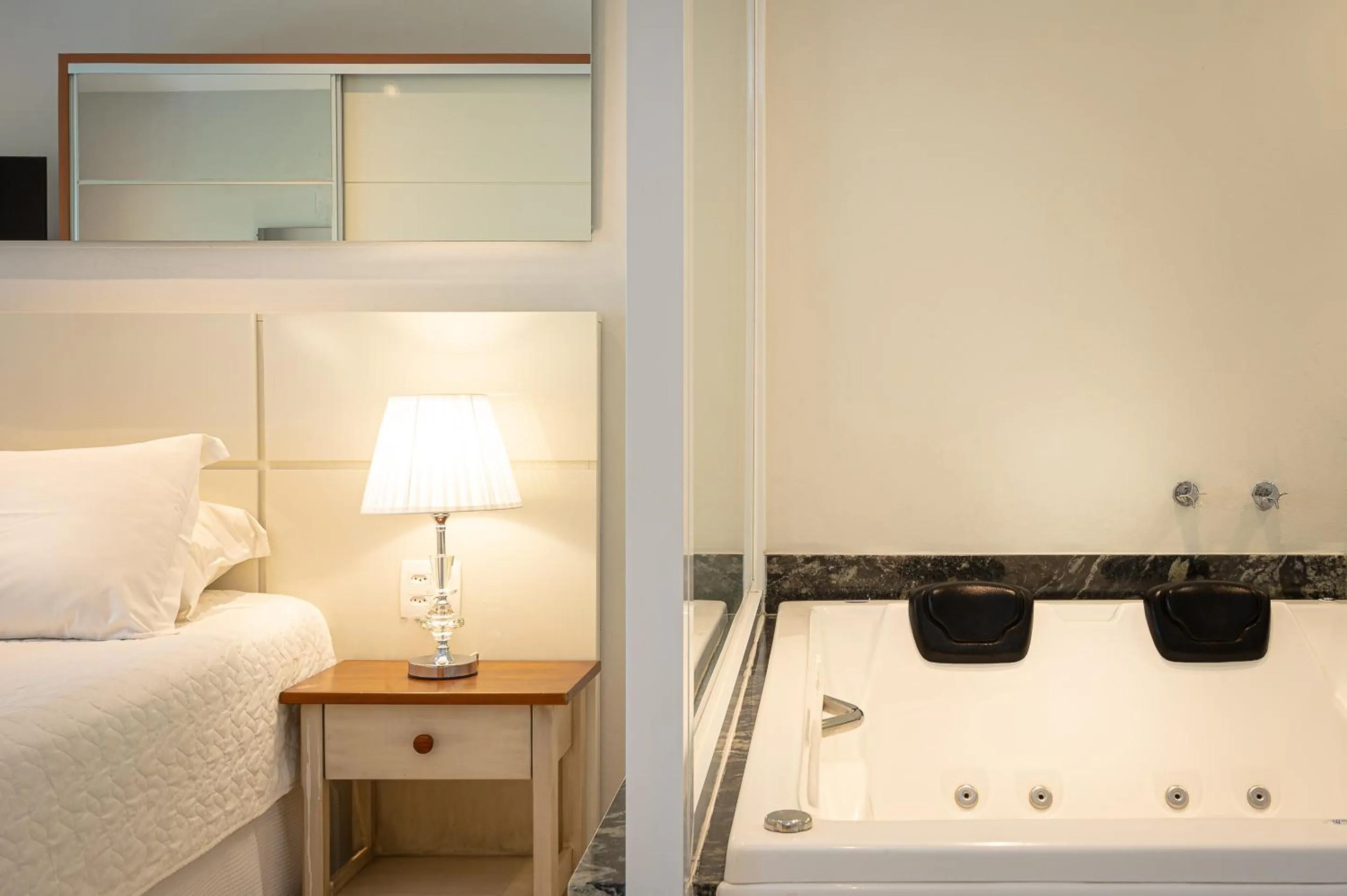 Bathroom, Bed in Porto Pacuíba Hotel