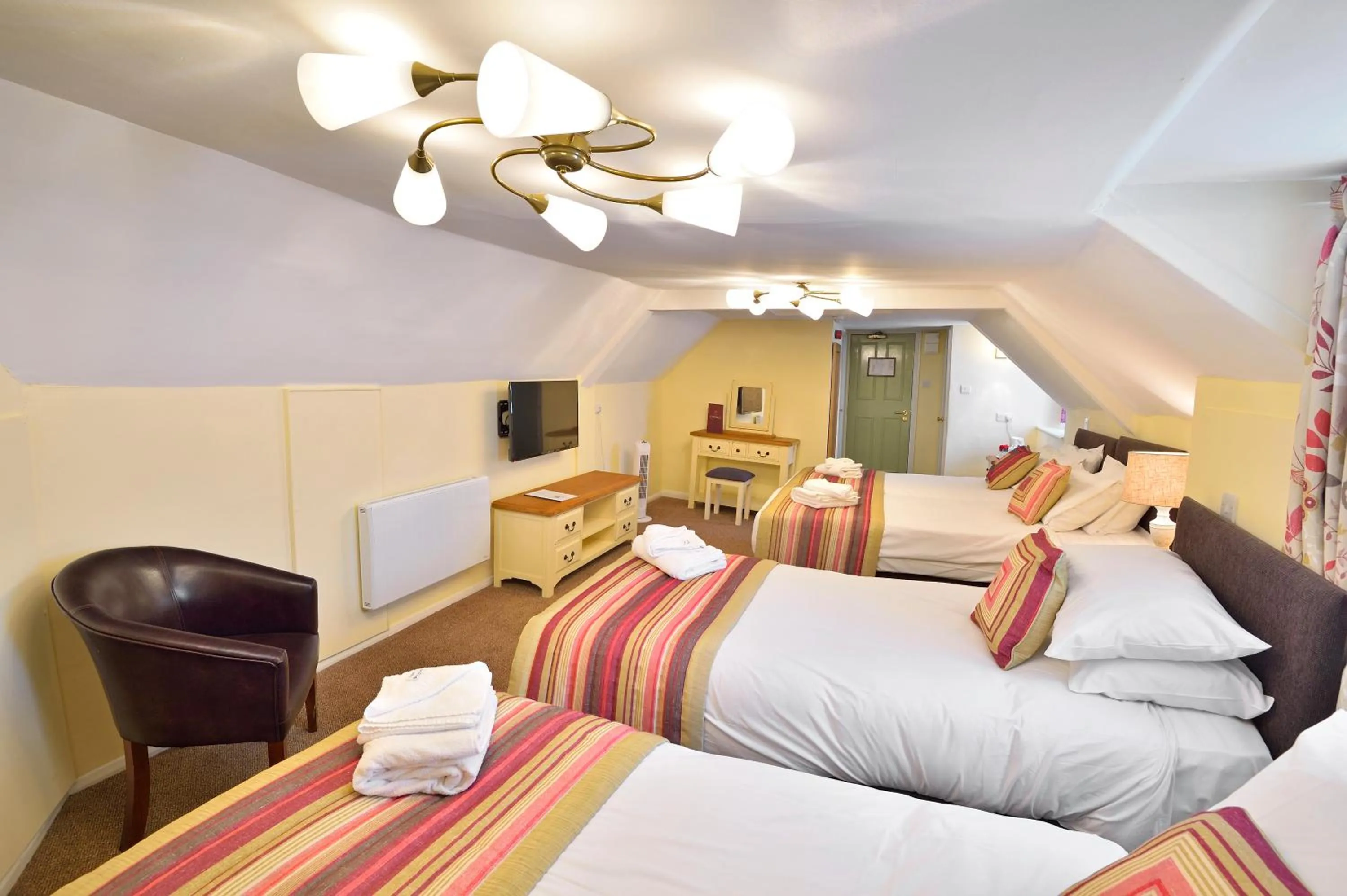 Photo of the whole room, Bed in The Royal Victoria and Bull Hotel