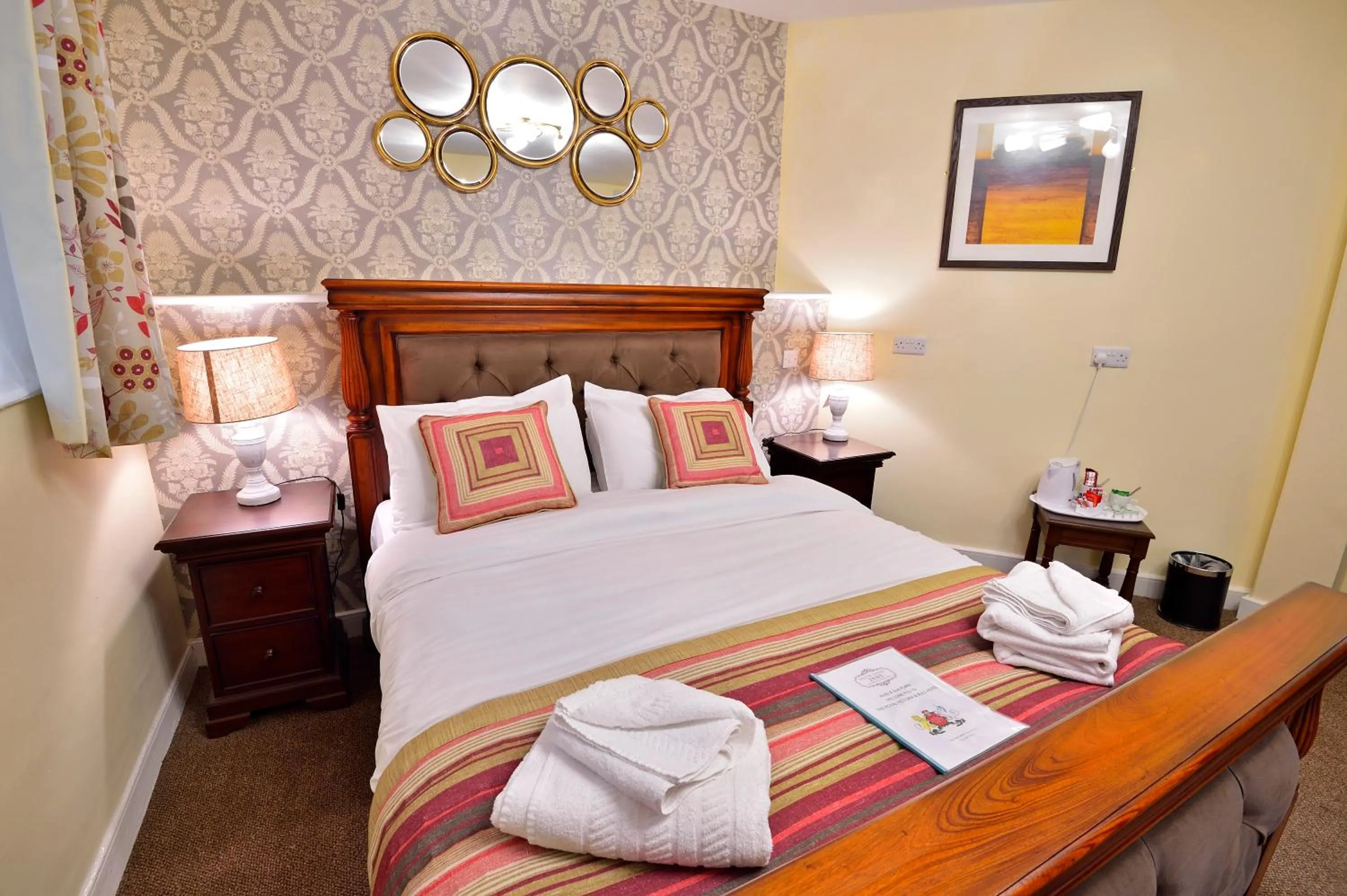 Photo of the whole room, Bed in The Royal Victoria and Bull Hotel