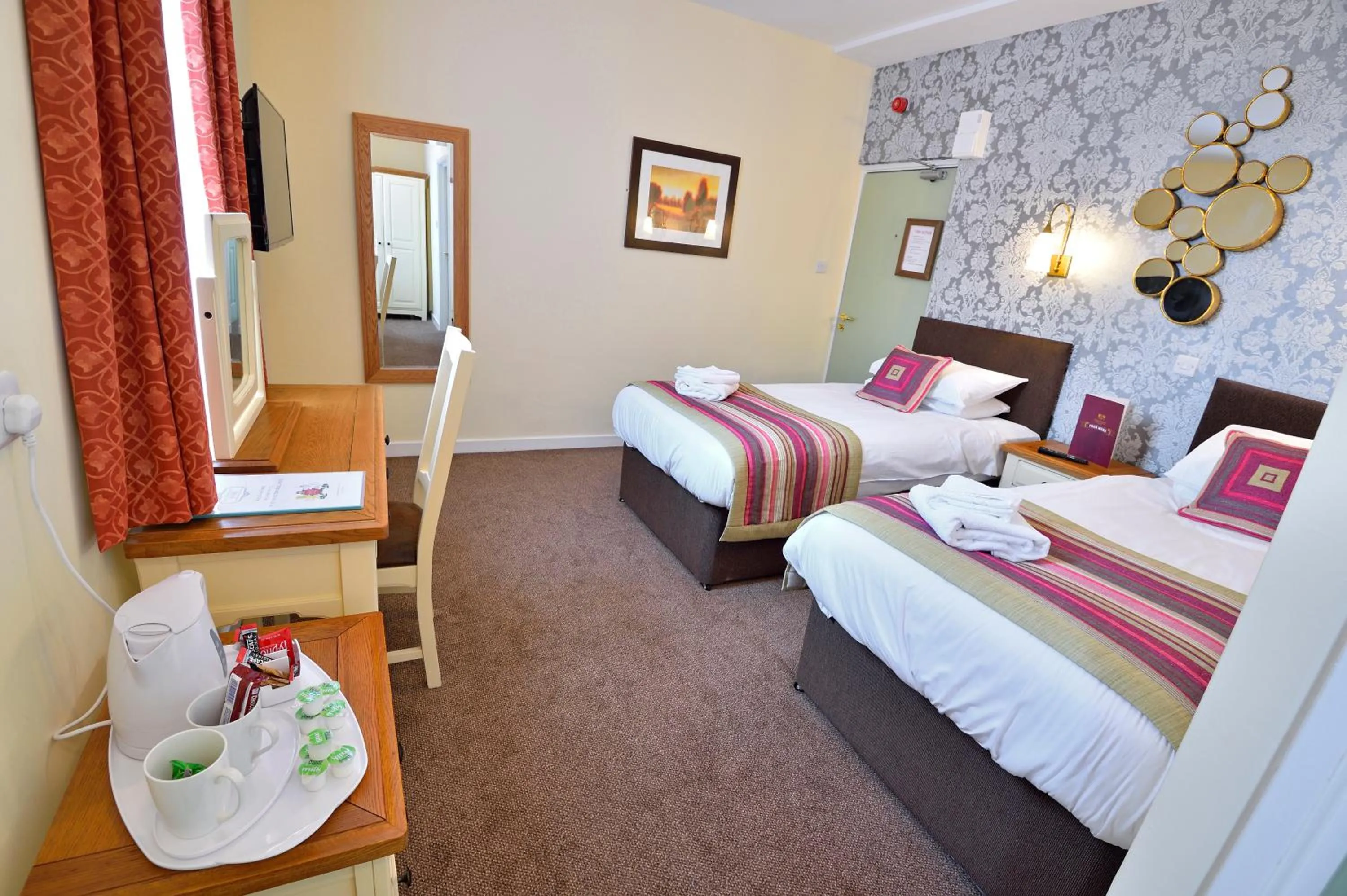 Photo of the whole room, Bed in The Royal Victoria and Bull Hotel