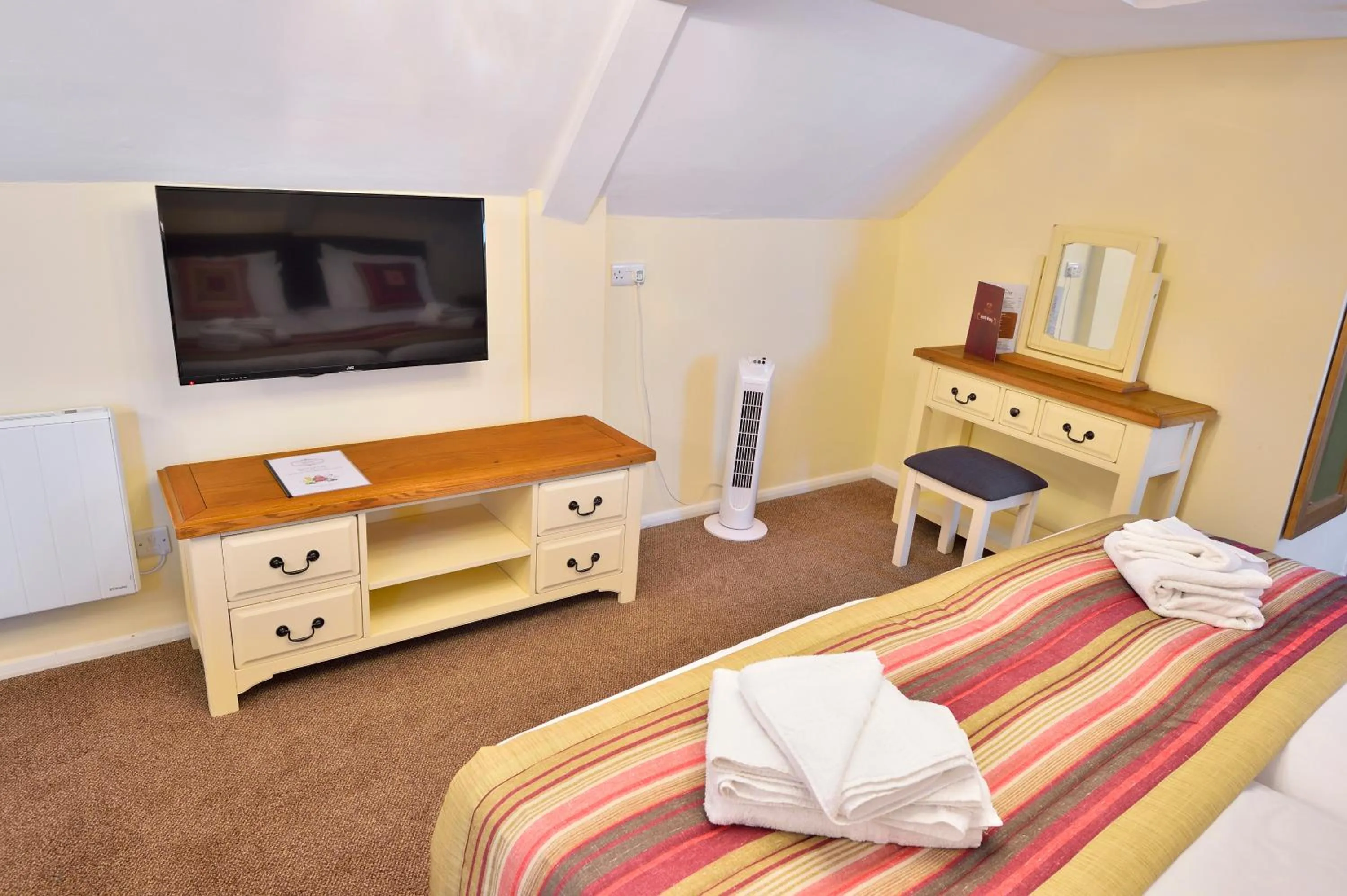 Photo of the whole room, Bed in The Royal Victoria and Bull Hotel