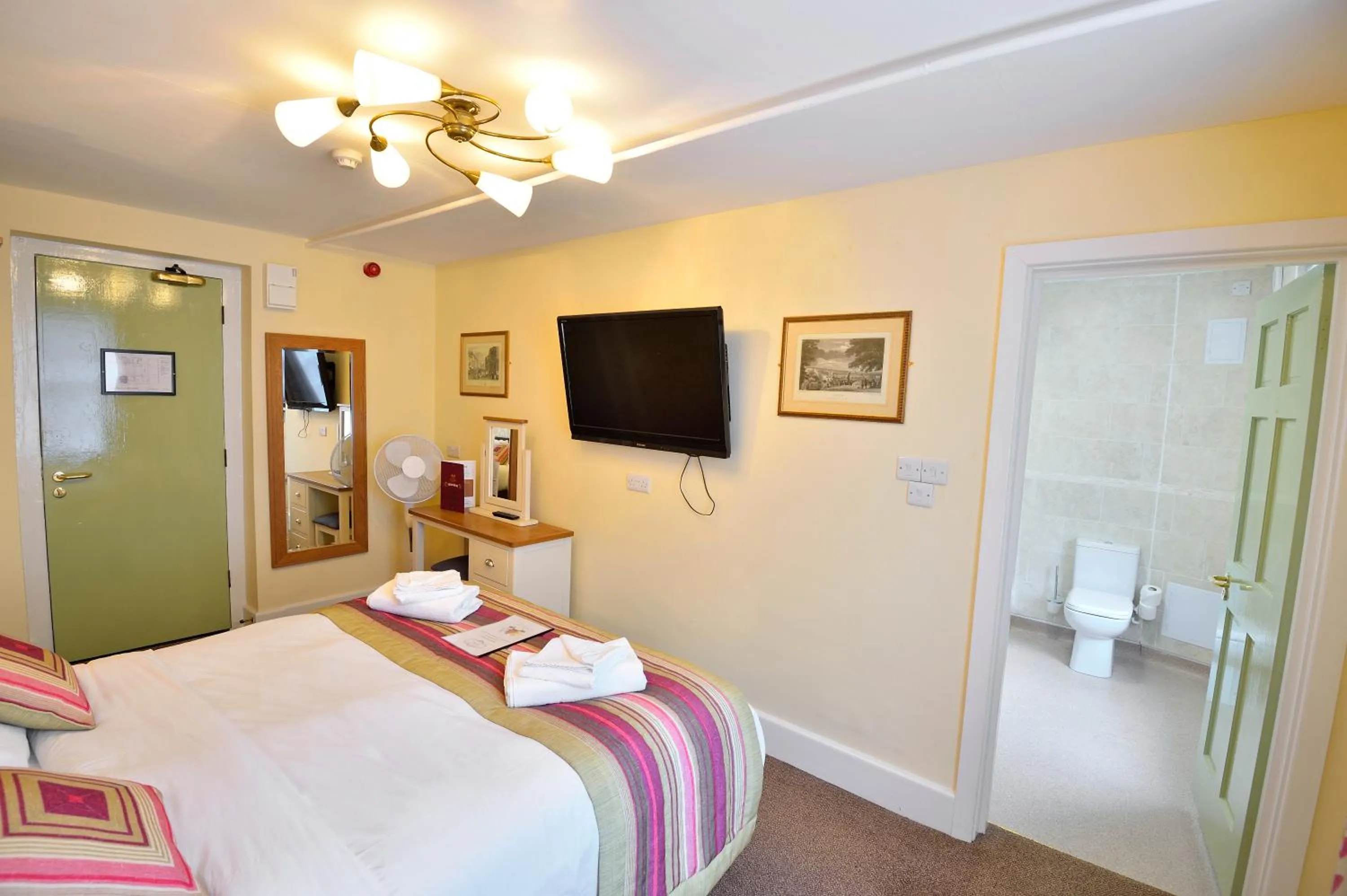 TV and multimedia, Bed in The Royal Victoria and Bull Hotel