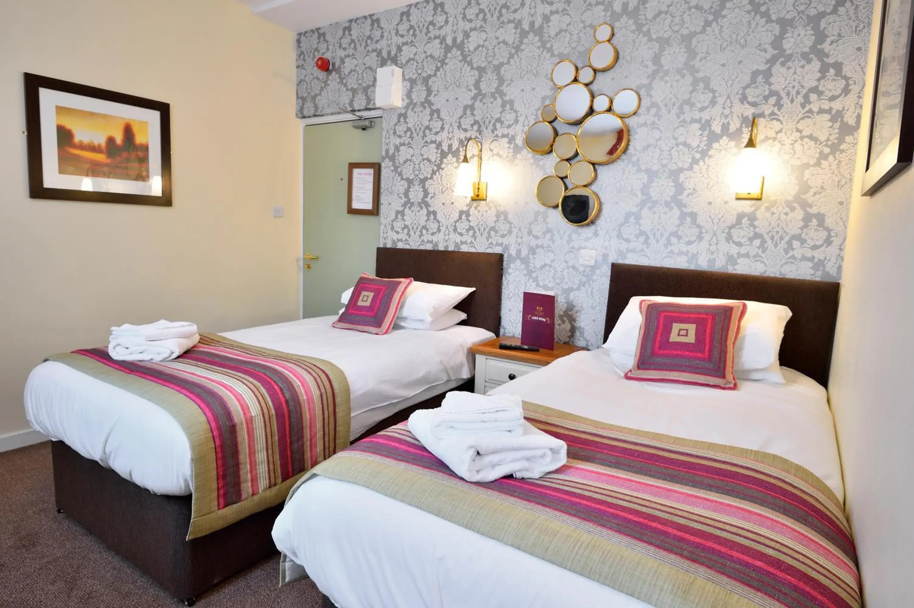 Superior Twin Room in The Royal Victoria and Bull Hotel Superior Twin Room in The Royal Victoria and Bull Hotel