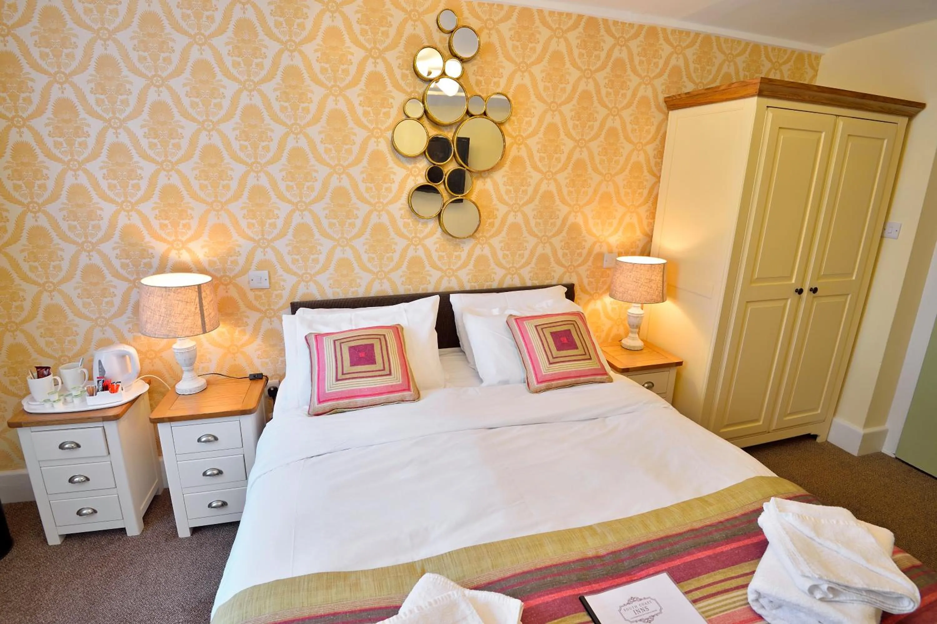 Bedroom, Bed in The Royal Victoria and Bull Hotel