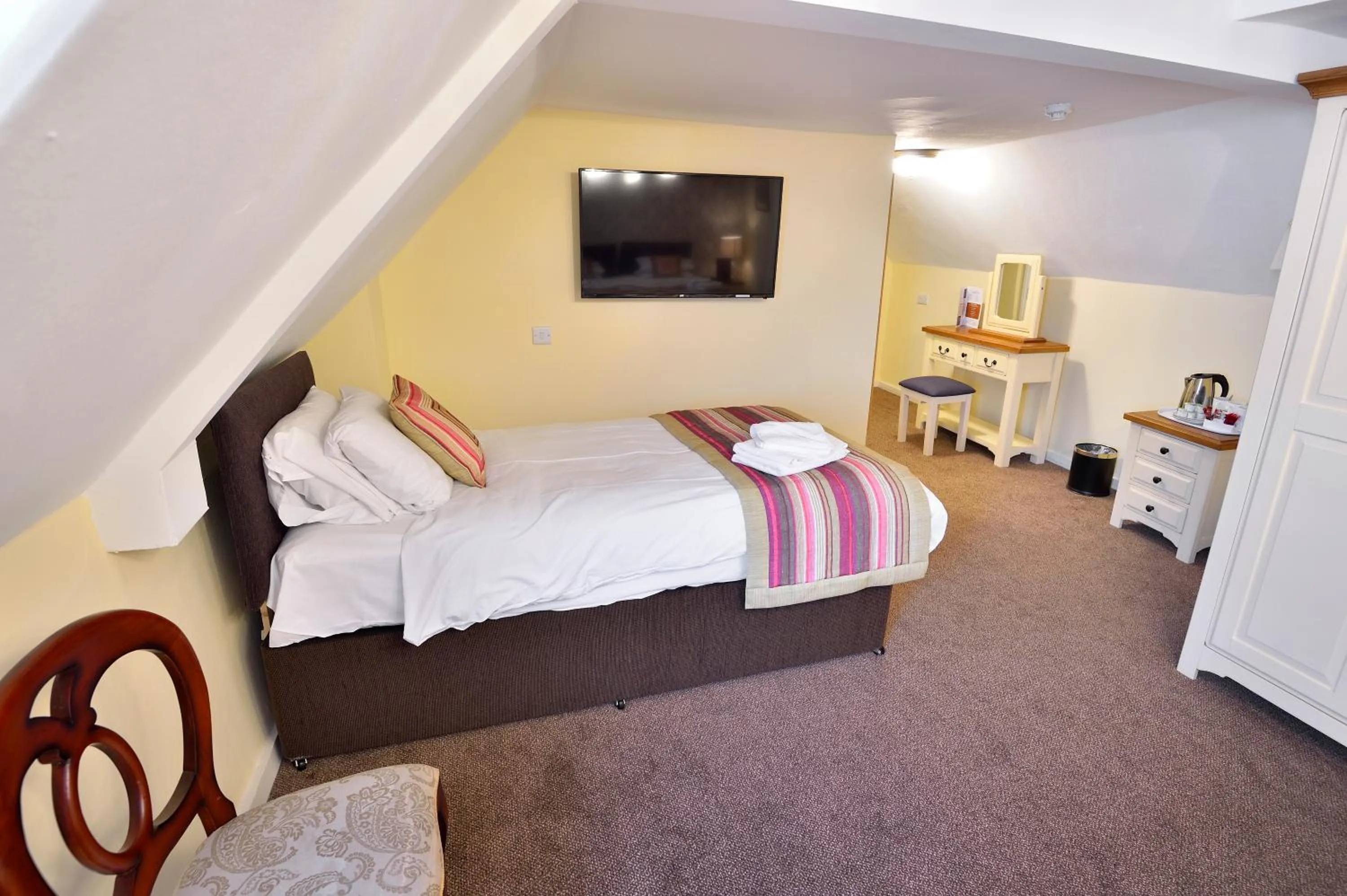 Photo of the whole room, Bed in The Royal Victoria and Bull Hotel