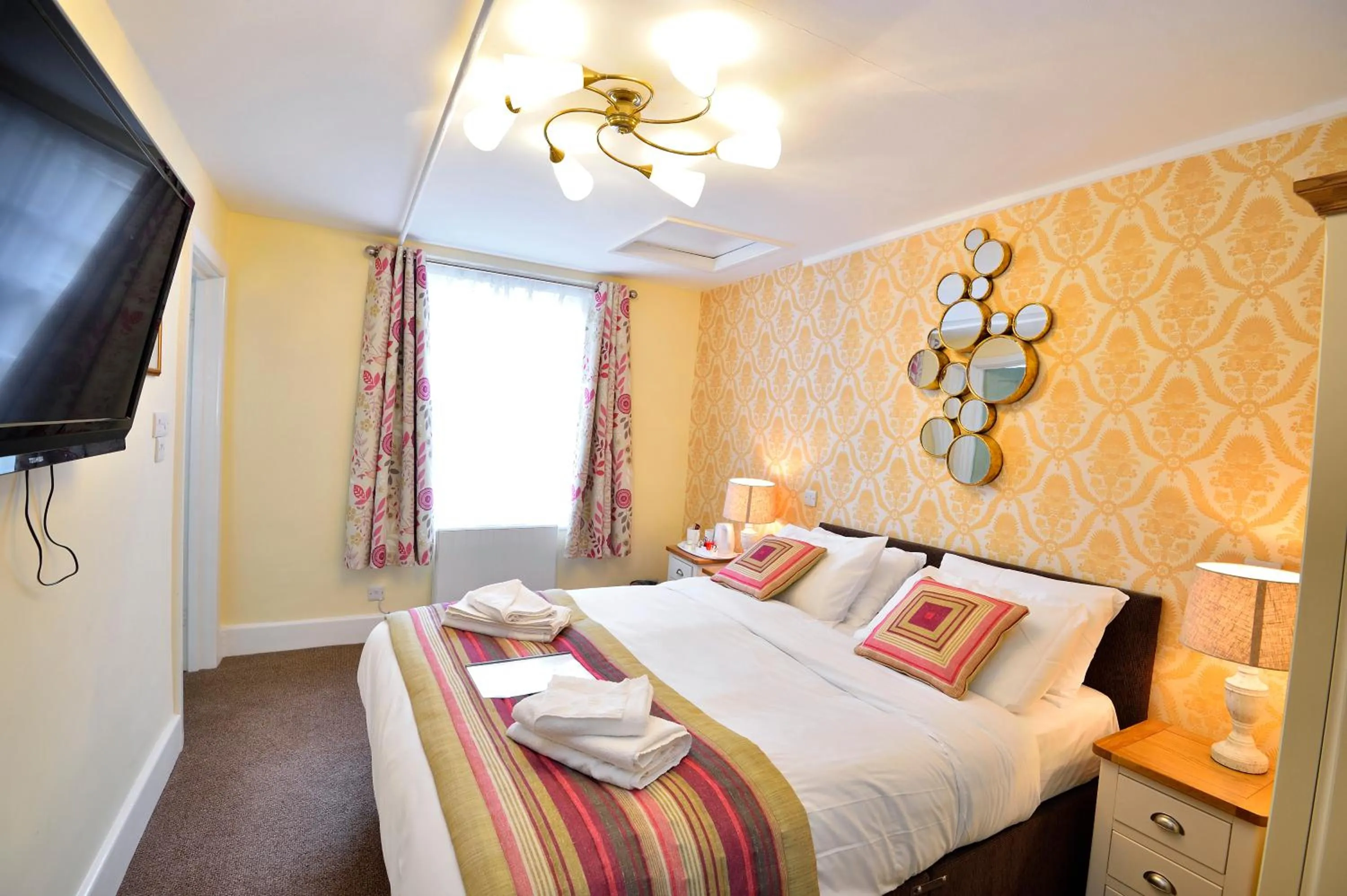 Photo of the whole room, Bed in The Royal Victoria and Bull Hotel