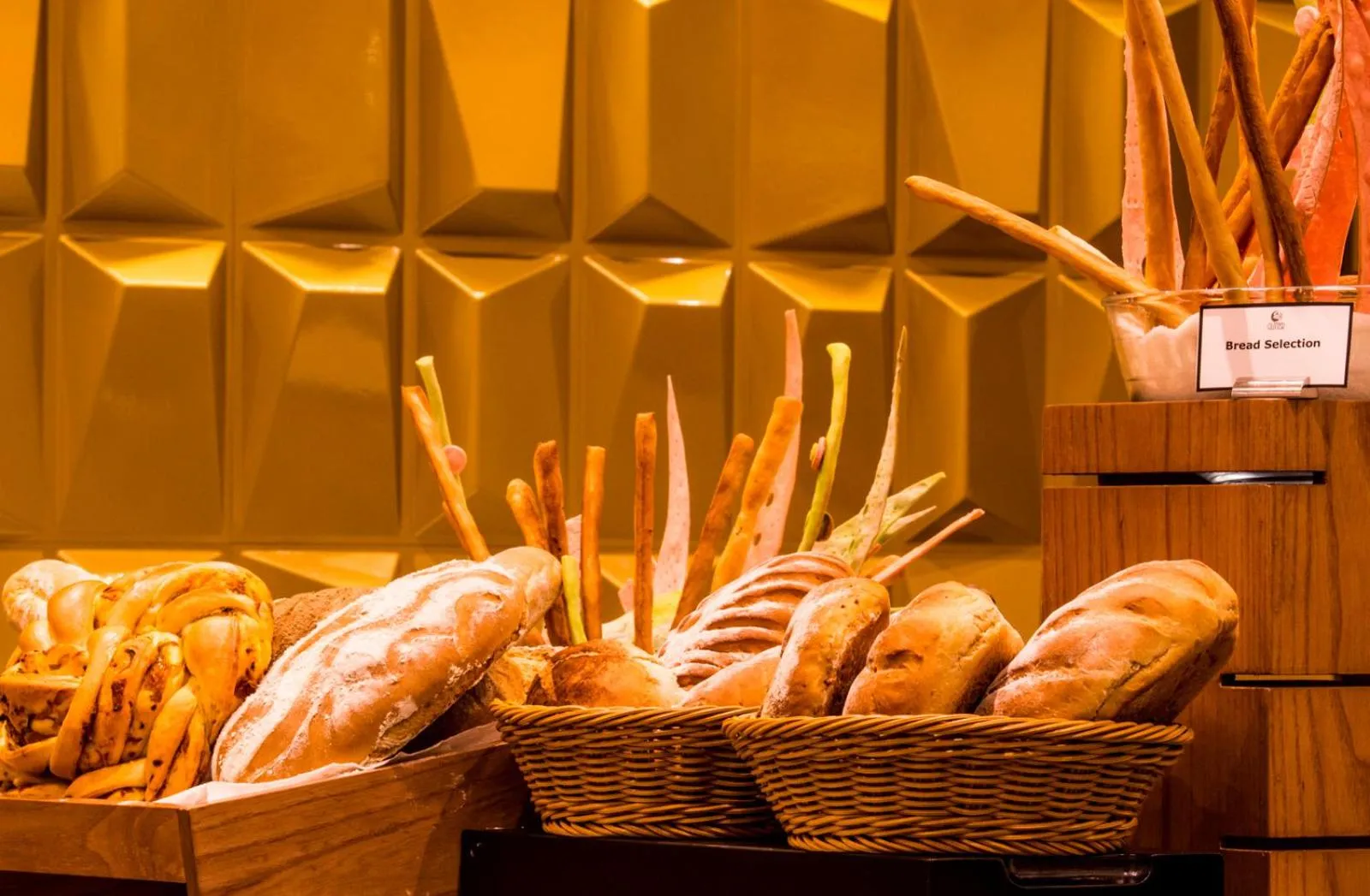 Restaurant/places to eat in Carnelian Muscat - Airport Hotel