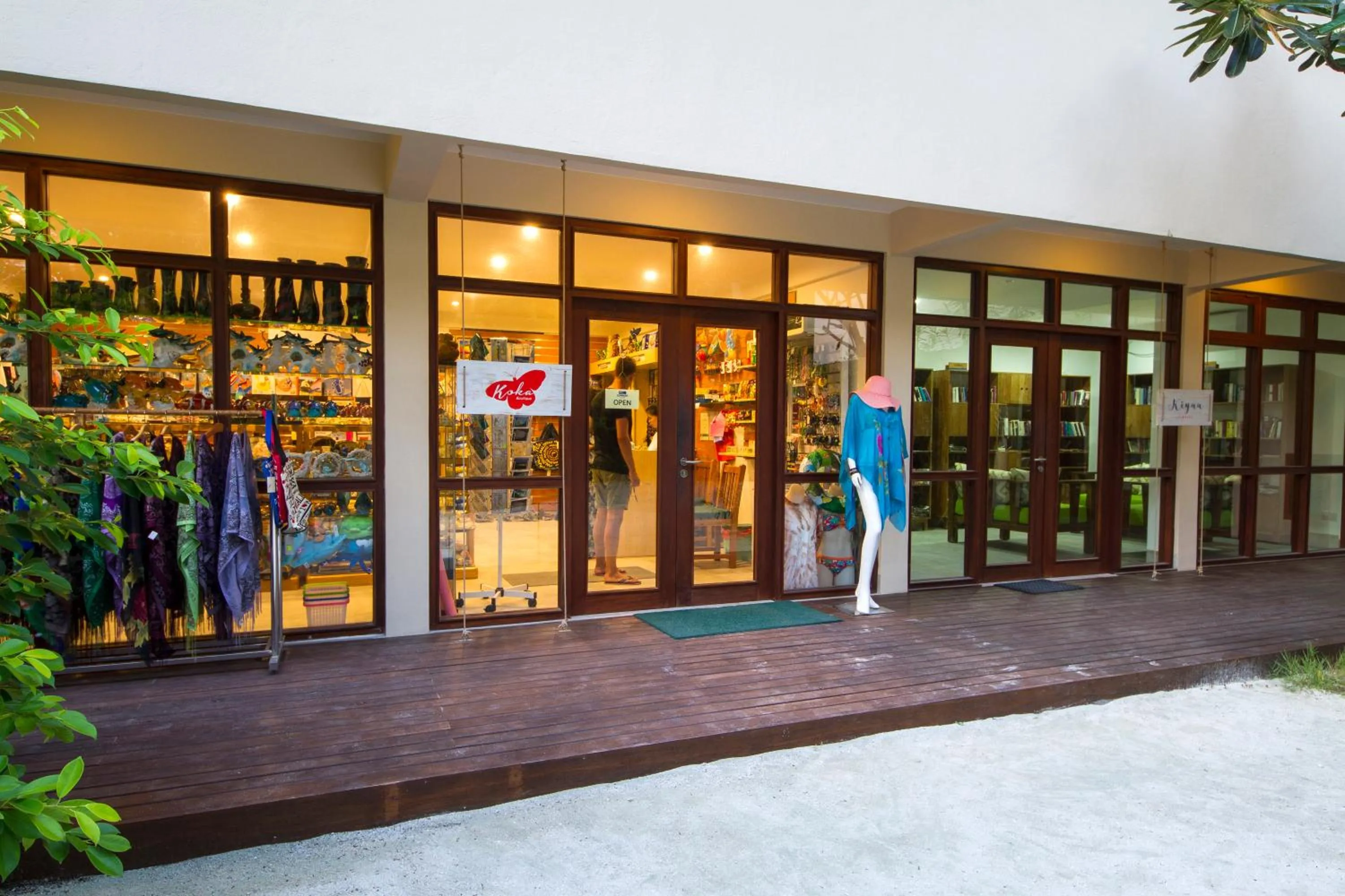 On-site shops in Summer Island Maldives